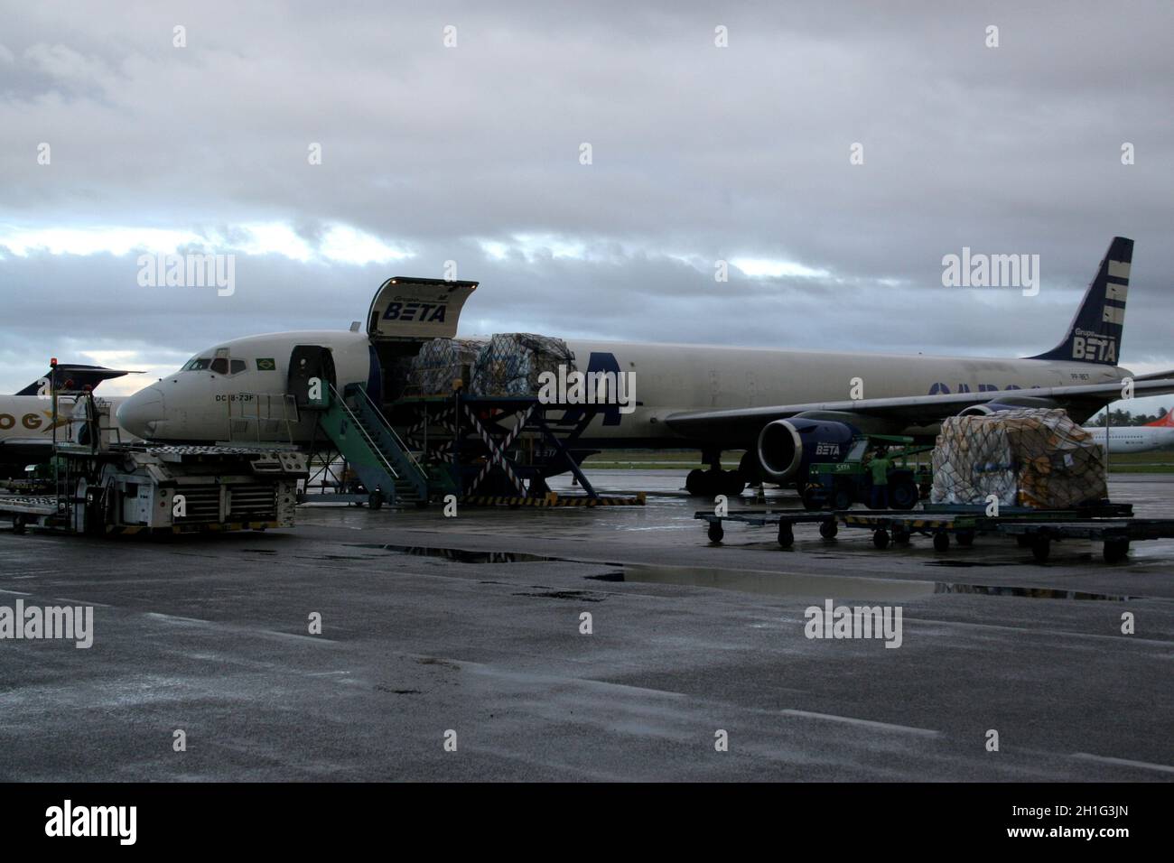 salvador, bahia / brazil - may 15, 2007: Douglas DC-8 freighter aircraft from the airline Beta seen in loading procedure at Salvador airport. Stock Photo