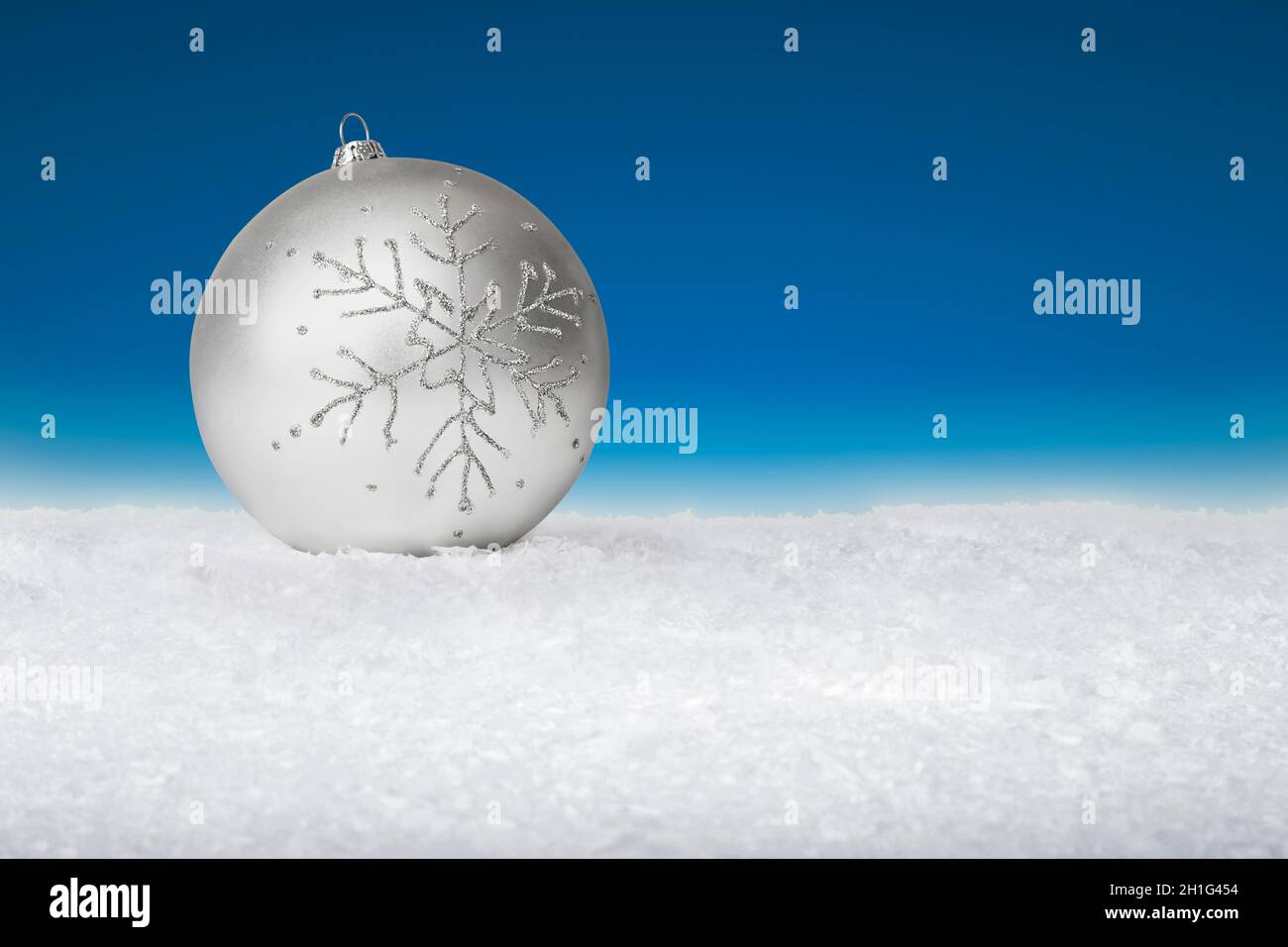 Silver christmas bauble hi-res stock photography and images - Alamy