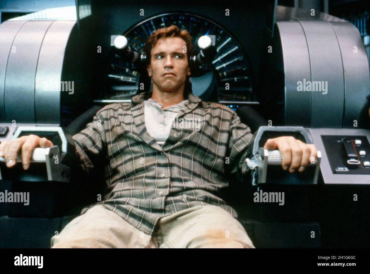 ARNOLD SCHWARZENEGGER in TOTAL RECALL (1990), directed by PAUL