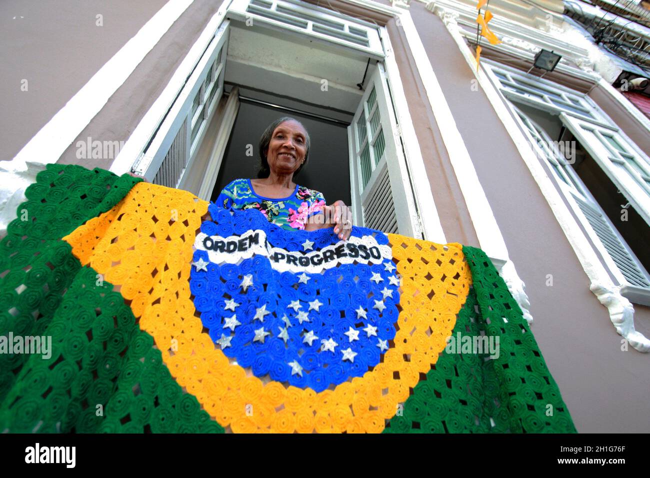 salvador, bahia / brazil - july 2, 2016: Person holds Brazilian flag in the Lapinha neighborhood of Salvador, during the July 2 celebrations, symboliz Stock Photo