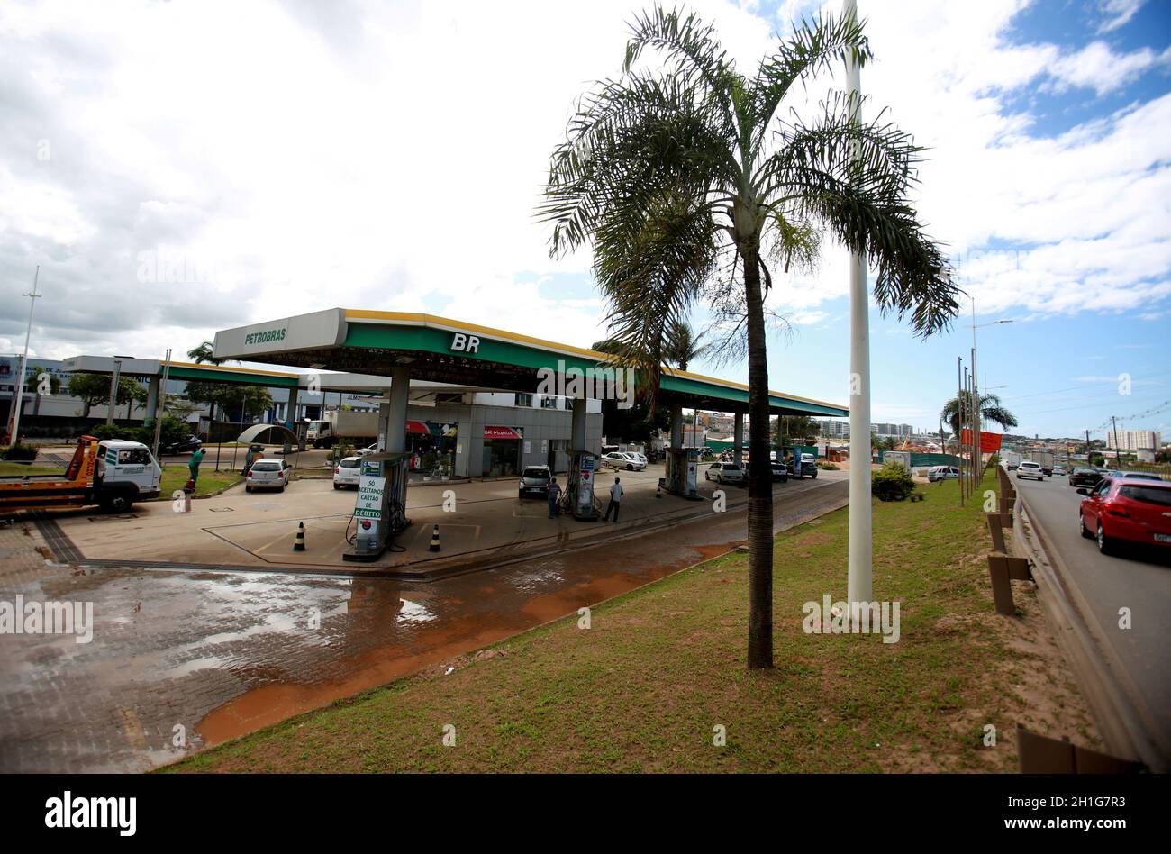 salvador, bahia / brazil - december 7, 2016: seen gas station at the central canteriros of avenue Luiz Viana Filho - Paralela in the city of Salvador. Stock Photo