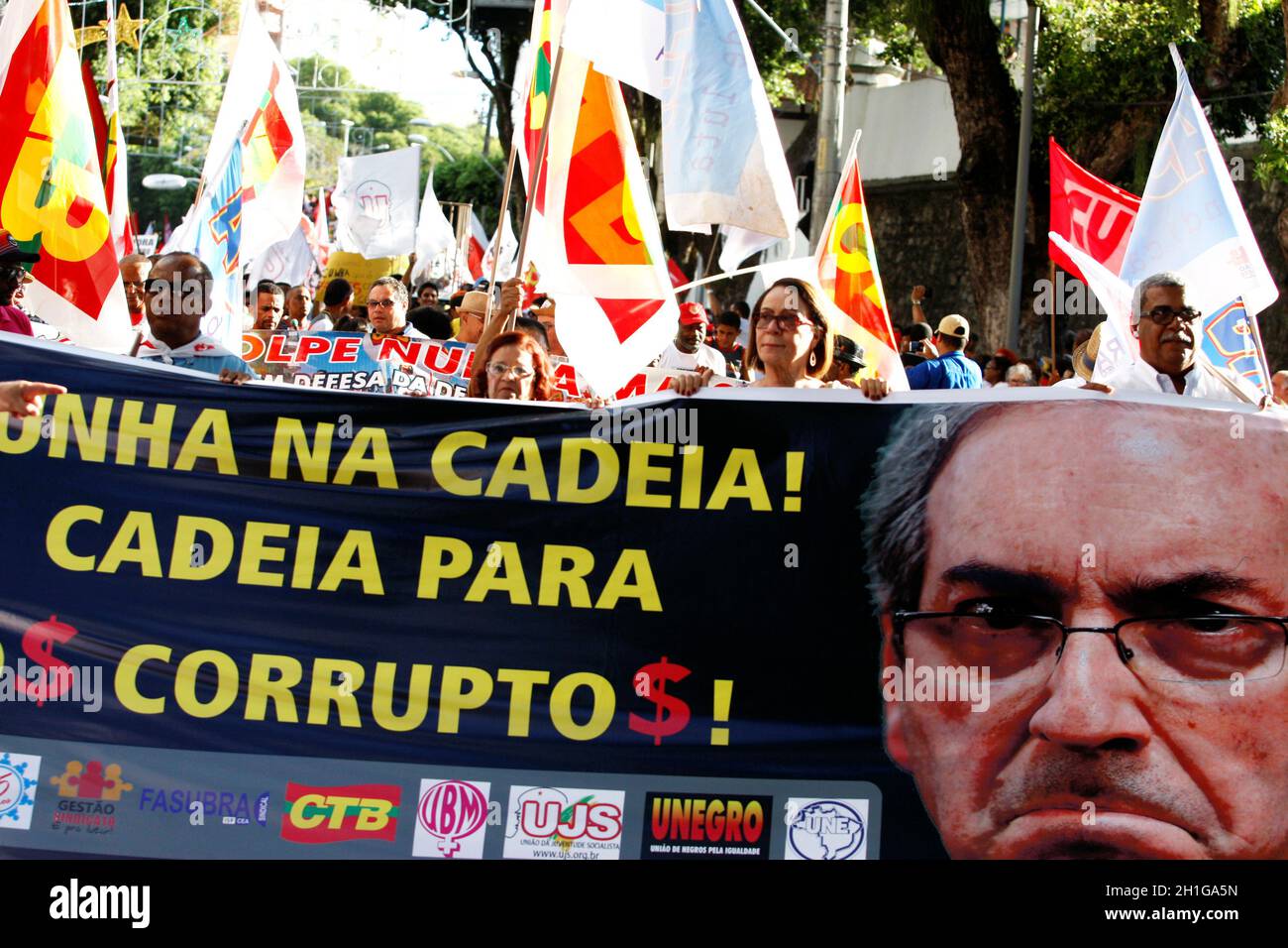 salvador, bahia, brazil - dec. 16, 2015: members of the trade union centrals, political parties and social movements mobilize in favor of president Di Stock Photo