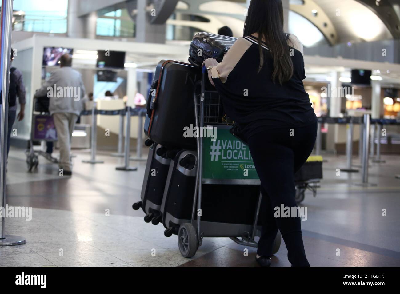 salvador, bahia / brazil - september 22, 2017: passengers are seen poking cart with suitcase in the lobby of the airport of the city of Salvador. *** Stock Photo