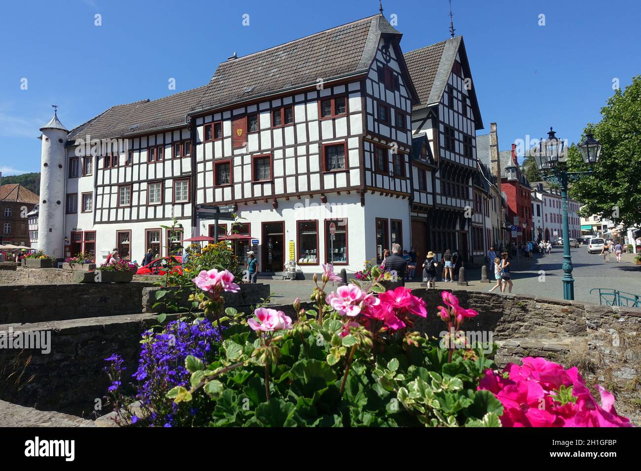 denkmalgeschützte Häuser an der Erft in der historischen Altstadt, Bad Münstereifel, Nordrhein-Westfalen, Deutschland Stock Photo