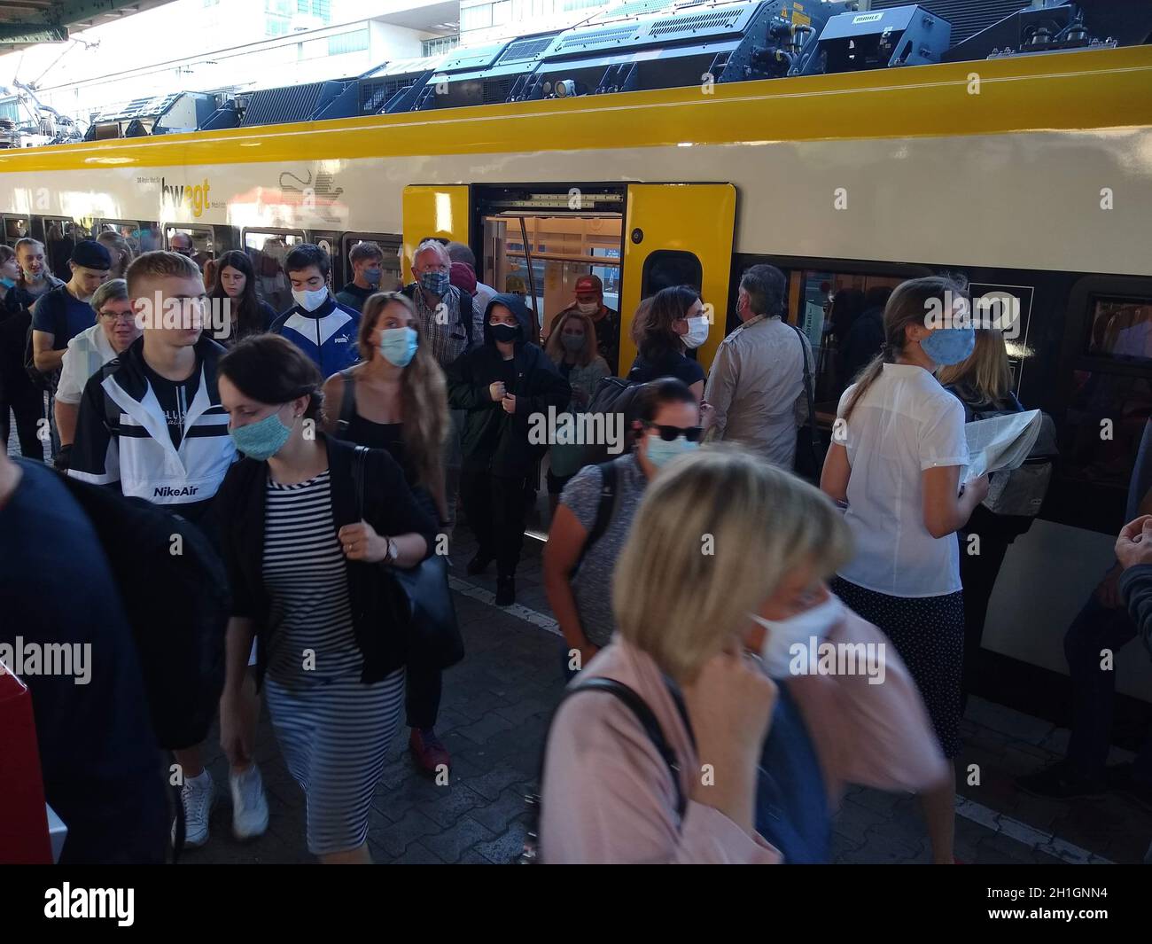 Bahnsteig im Hauptbahnhof Freiburg am frühen Montagmorgen - Überfüllte S-Bahn im Nahverkehr zwischen Titisee-Neustadt und Breisach. Abstand halten - d Stock Photo