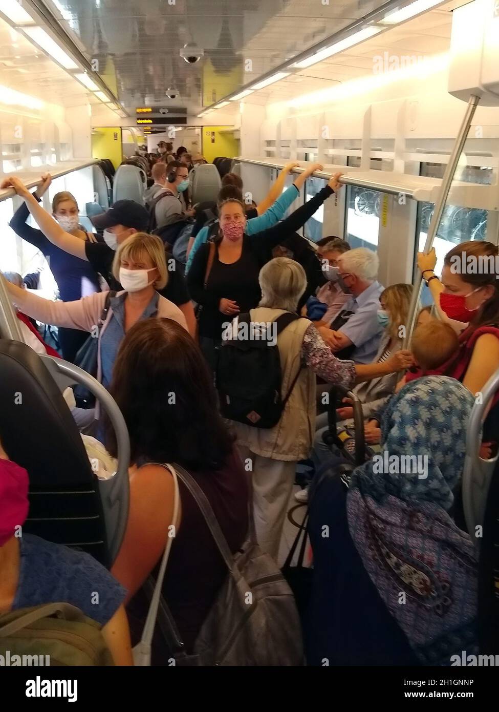 Überfüllte S-Bahn im Nahverkehr zwischen Titisee-Neustadt und Breisach. Abstand halten - dies ist hier schlecht möglich. Stock Photo
