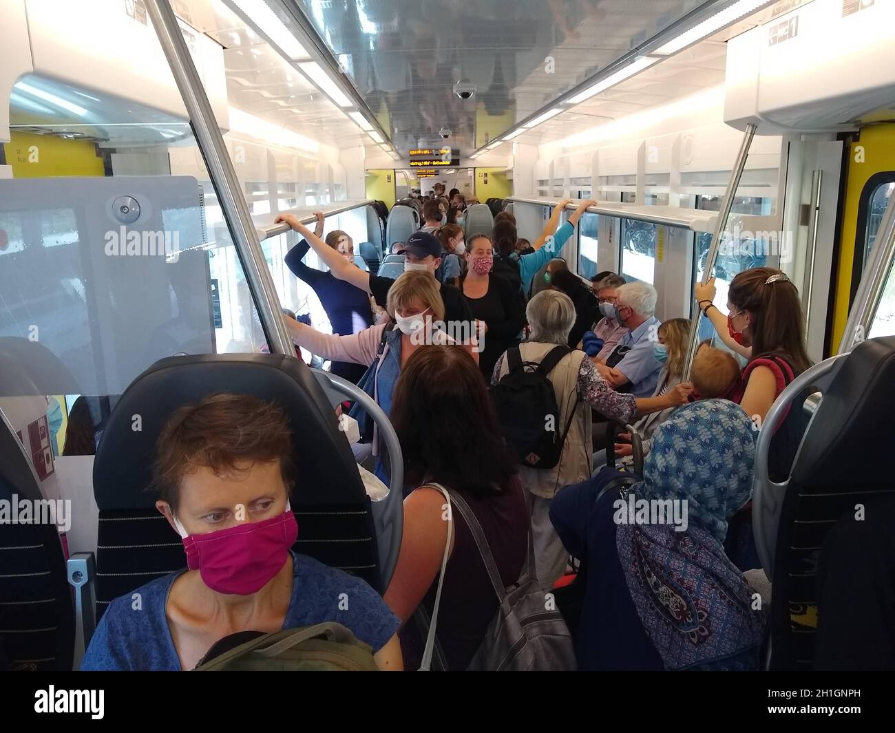 Überfüllte S-Bahn im Nahverkehr zwischen Titisee-Neustadt und Breisach. Abstand halten - dies ist hier schlecht möglich. Stock Photo