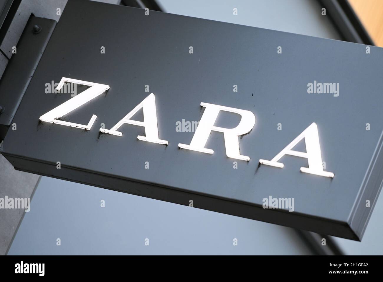 Symbolfoto; Symbolbild und Logo der Modekette ZARA in Deutschland. Das spanische Modelabel leidet unter der Krise in der Bekleidungsindustrie und Coro Stock Photo