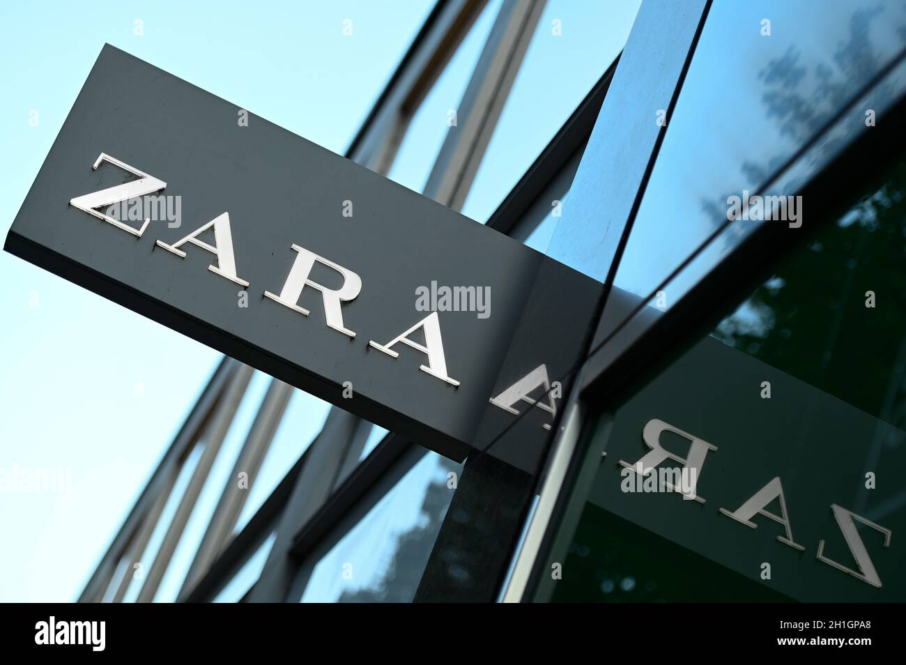 Symbolfoto; Symbolbild und Logo der Modekette ZARA in Deutschland. Das spanische Modelabel leidet unter der Krise in der Bekleidungsindustrie und Coro Stock Photo