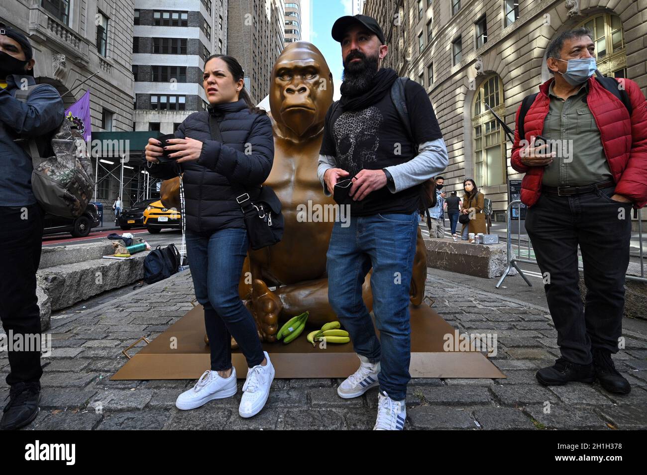 New York, USA. 18th Oct, 2021. People poses alongside a temporary