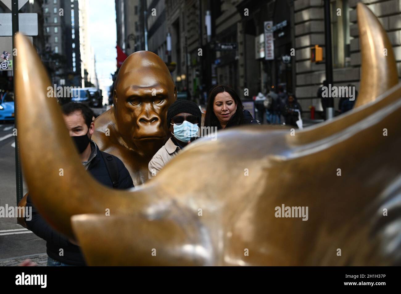 New York, USA. 18th Oct, 2021. People poses alongside a temporary