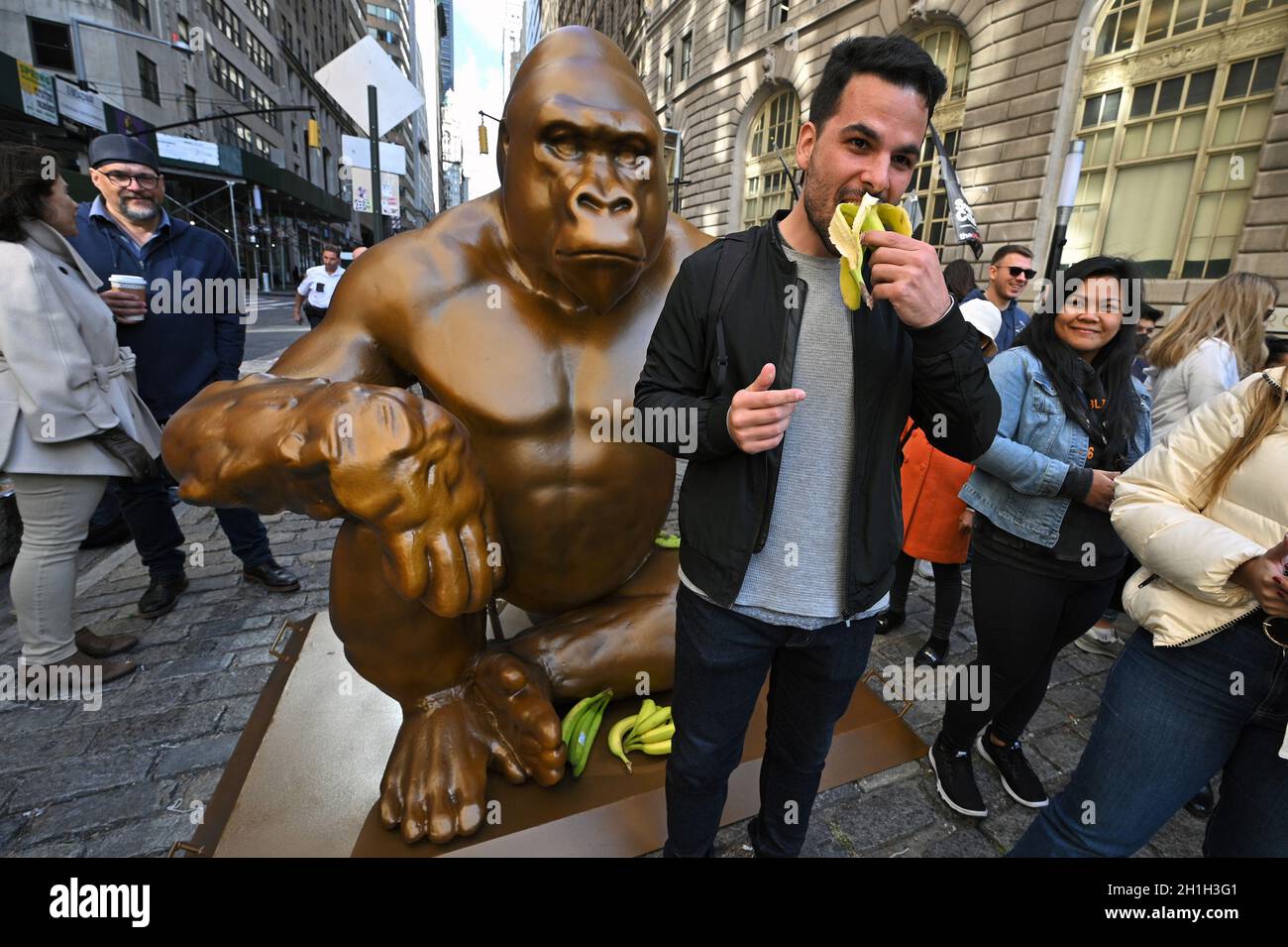 New York, USA. 18th Oct, 2021. People poses alongside a temporary