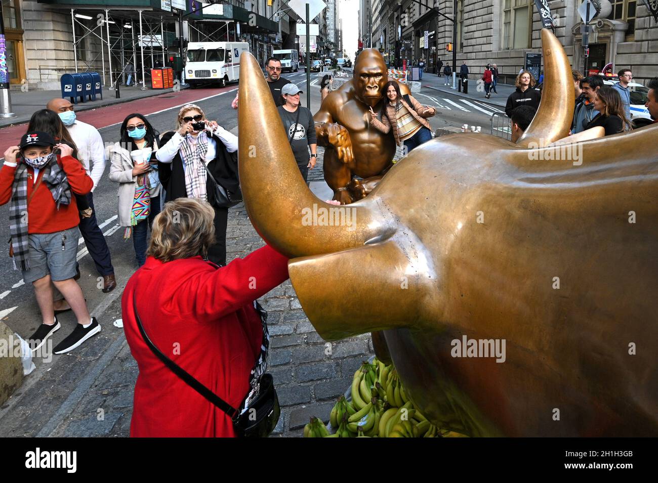 New York, USA. 18th Oct, 2021. People poses alongside a temporary