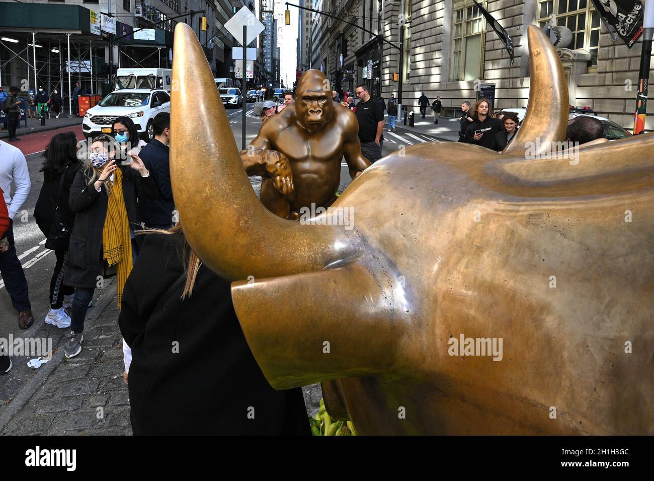 New York, USA. 18th Oct, 2021. People poses alongside a temporary
