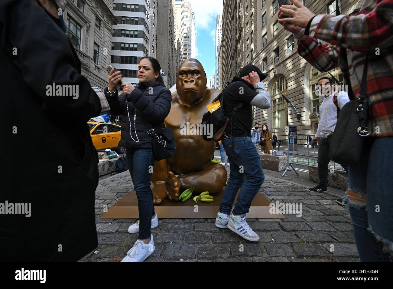 New York, USA. 18th Oct, 2021. People poses alongside a temporary
