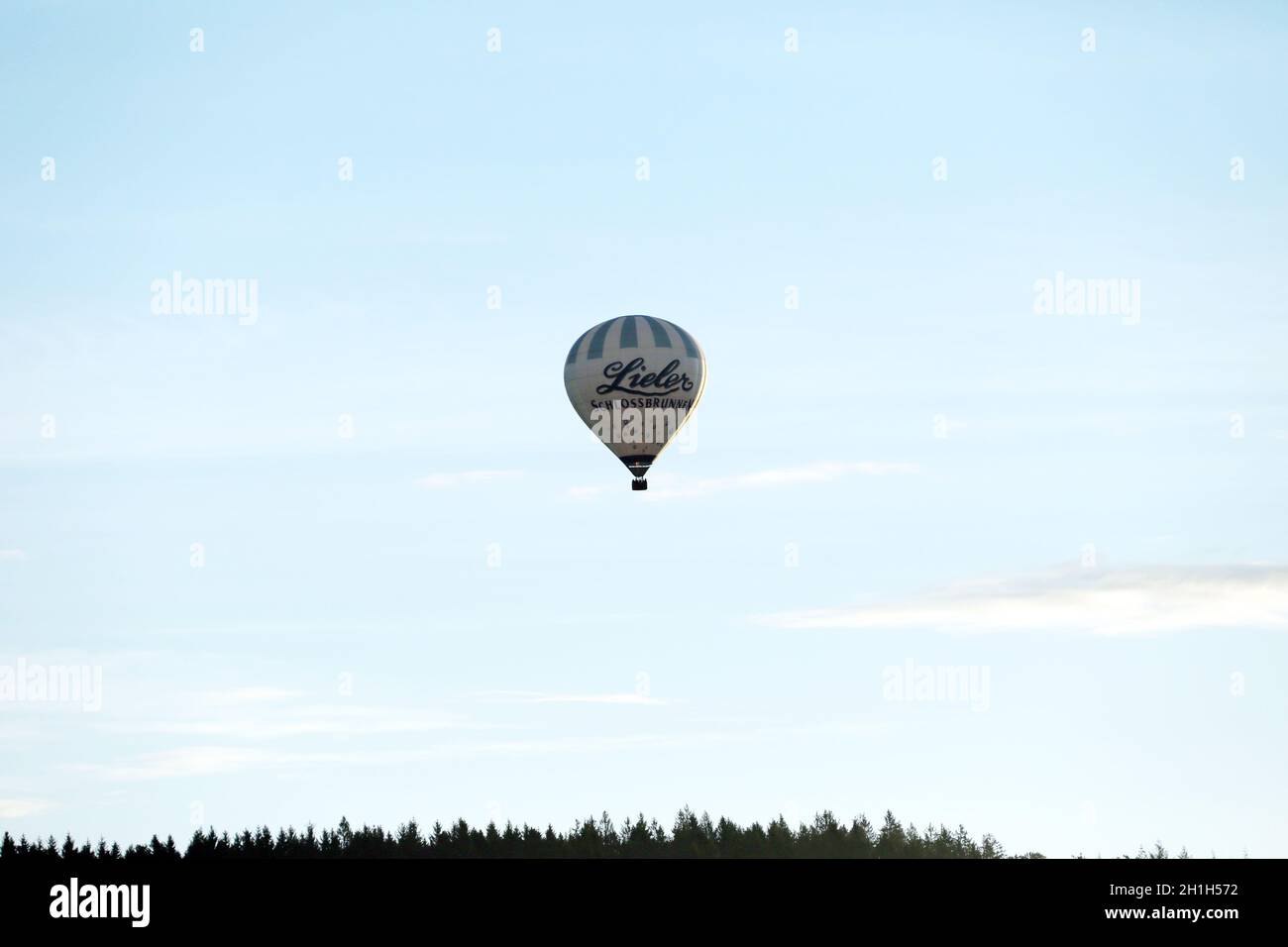 Hoch über die Schwarzwaldgipfel und über den Wolken: Ein Heißluftballon bei Hinterzarten  Themenbild: Ballonfahren  Foto: Joachim Hahne/johapress Stock Photo