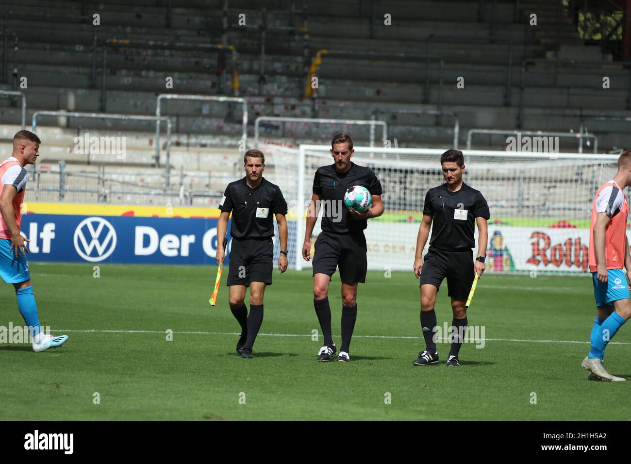 Das Schiedsrichtergespann mit Schiedsrichter Tobias Döring  (Klengen) und den Assistenten Jürgen Schätzle und Hafes Gerspacher beim SBFV-Pokal Finale Stock Photo