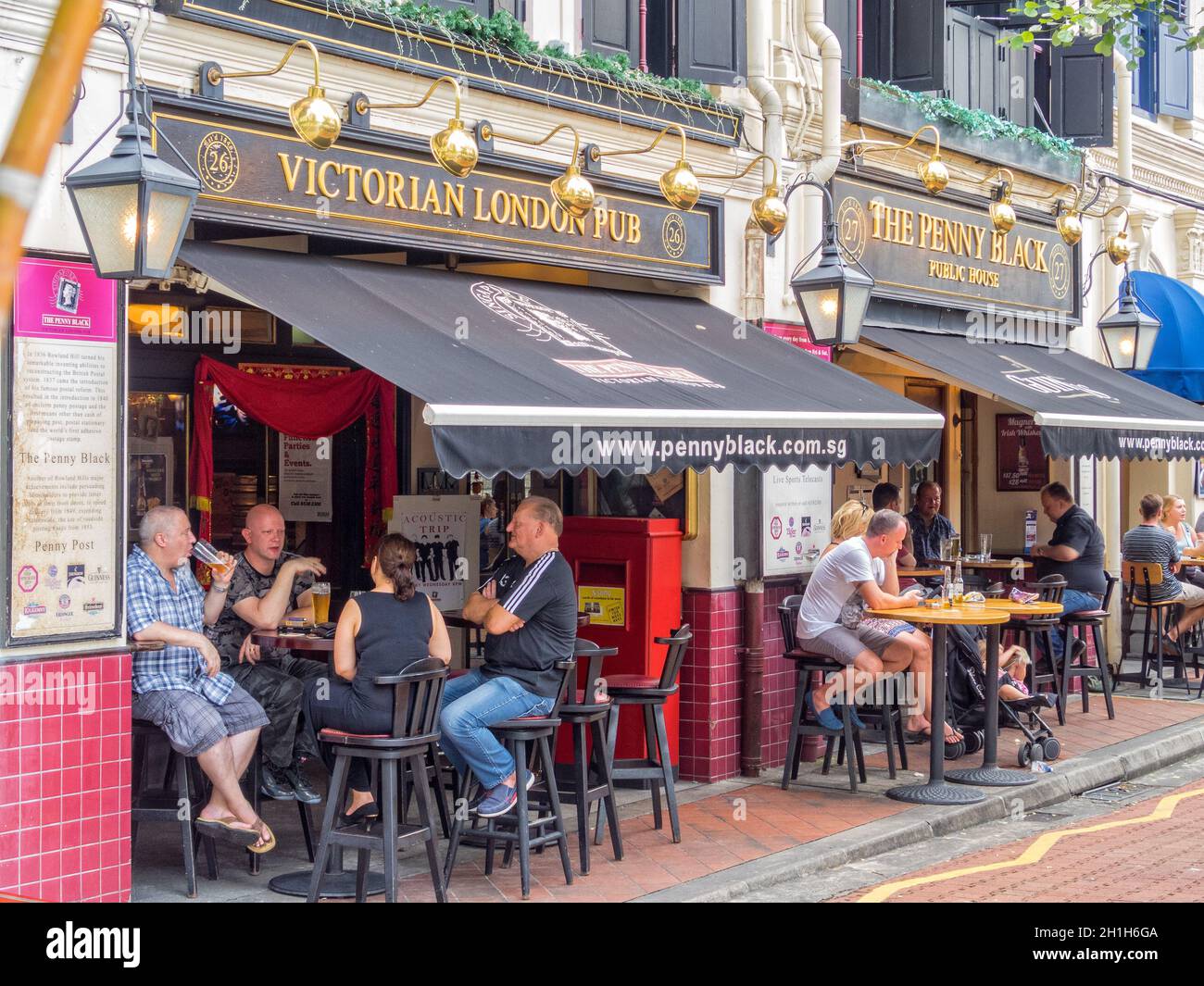 The carefully conserved shophouses on Boay Quay now house all sorts of bars, pubs and restaurants - Singapore Stock Photo