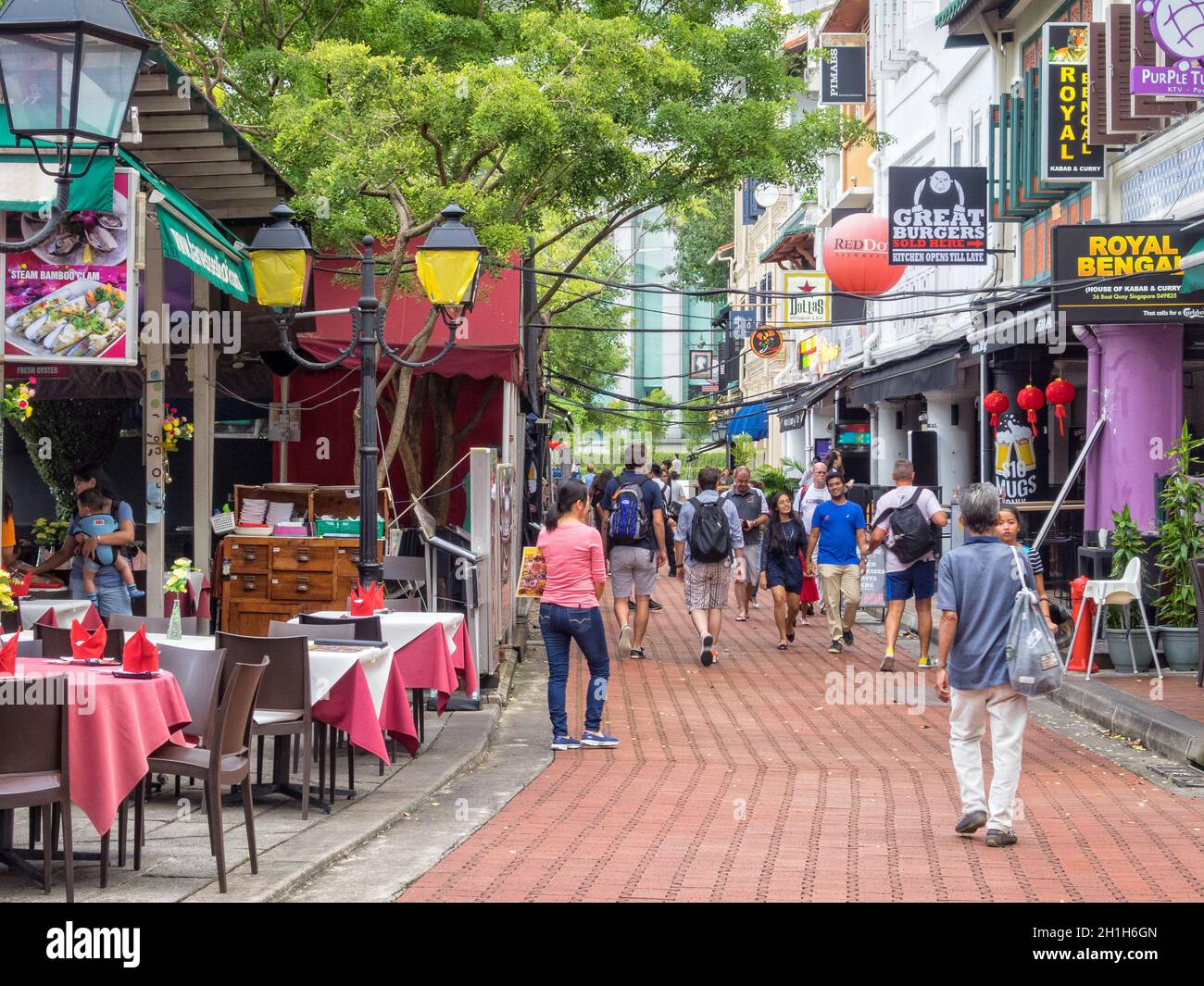 The carefully conserved shophouses on Boay Quay now house all sorts of bars, pubs and restaurants - Singapore Stock Photo
