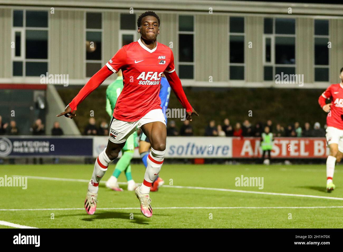 WIJDEWORMER, NETHERLANDS - OCTOBER 18: Ernest Poku of AZ Alkmaar U21 celebrates after scoring the first goal of the team during the Dutch Keukenkampioendivisie match between AZ U23 and Ajax U23 at AFAS Trainingscomplex on October 18, 2021 in Wijdewormer, Netherlands (Photo by Hans van der Valk/Orange Pictures) Stock Photo