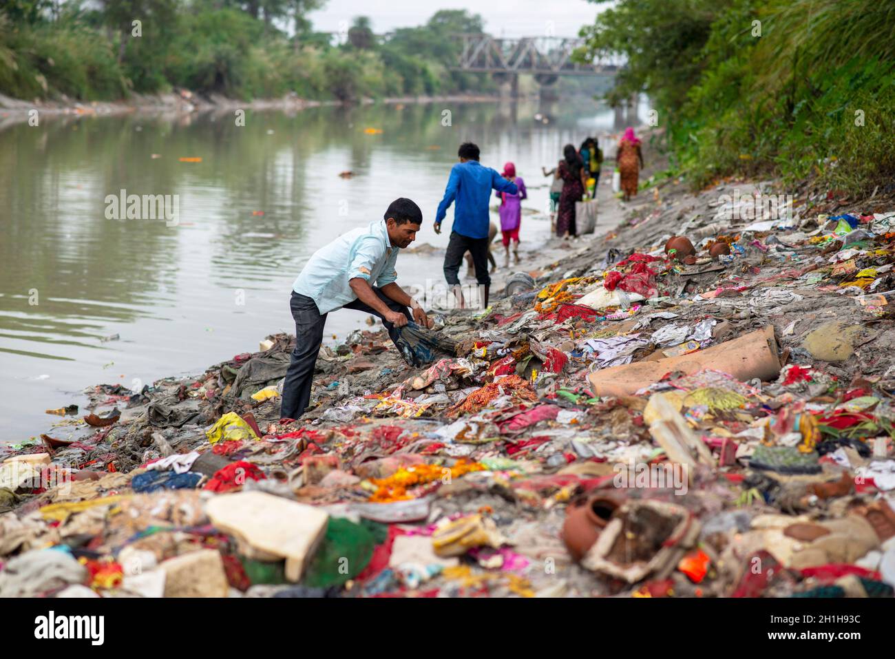 Collects water india hi-res stock photography and images - Alamy
