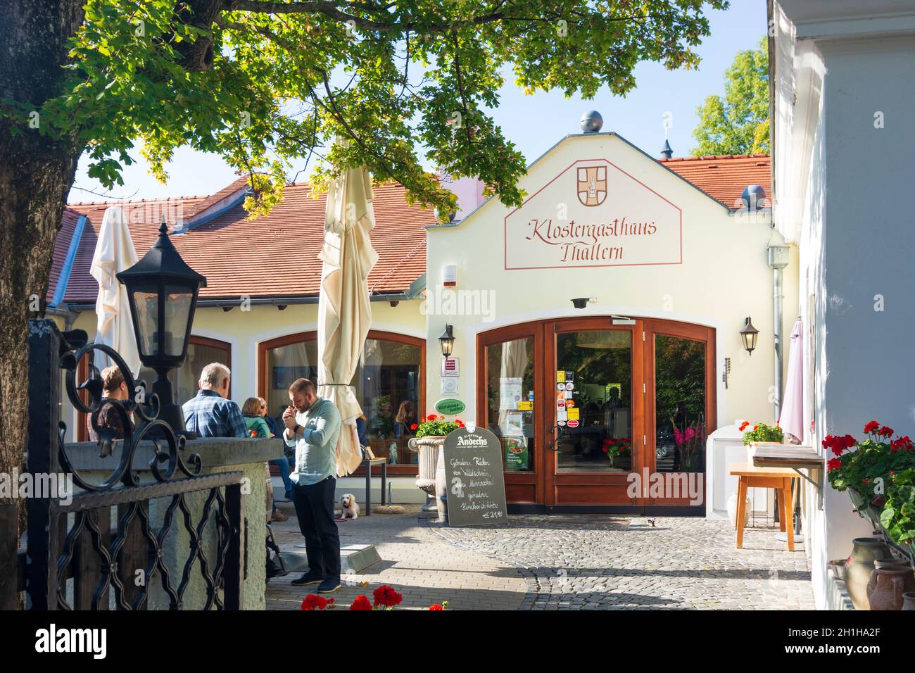 Gumpoldskirchen: Freigut Thallern (Abbey Winery, Stiftsweingut Heiligenkreuz), restaurant in Wienerwald, Vienna Woods, Niederösterreich, Lower Austria Stock Photo