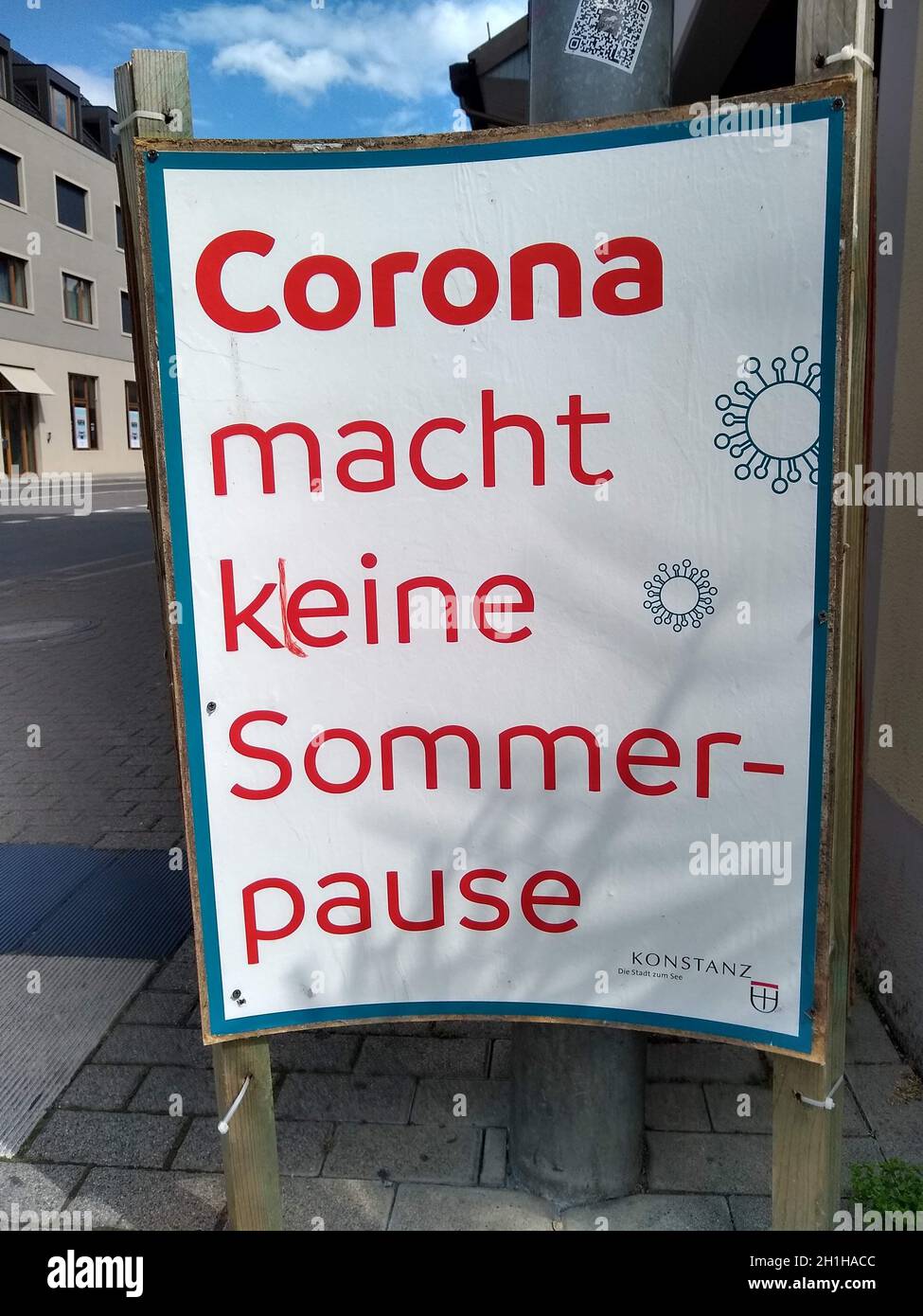 Corona macht keine Sommerpause - Hinweistafel soll Touristen in der Stadt Konstanz zur Achtsamkeit mahnen  Themenbild Reise Coronakrise Stock Photo
