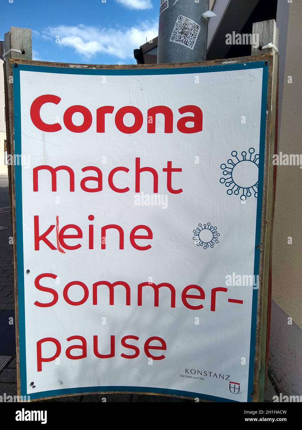Corona macht keine Sommerpause - Hinweistafel soll Touristen in der Stadt Konstanz zur Achtsamkeit mahnen  Themenbild Reise Coronakrise Stock Photo