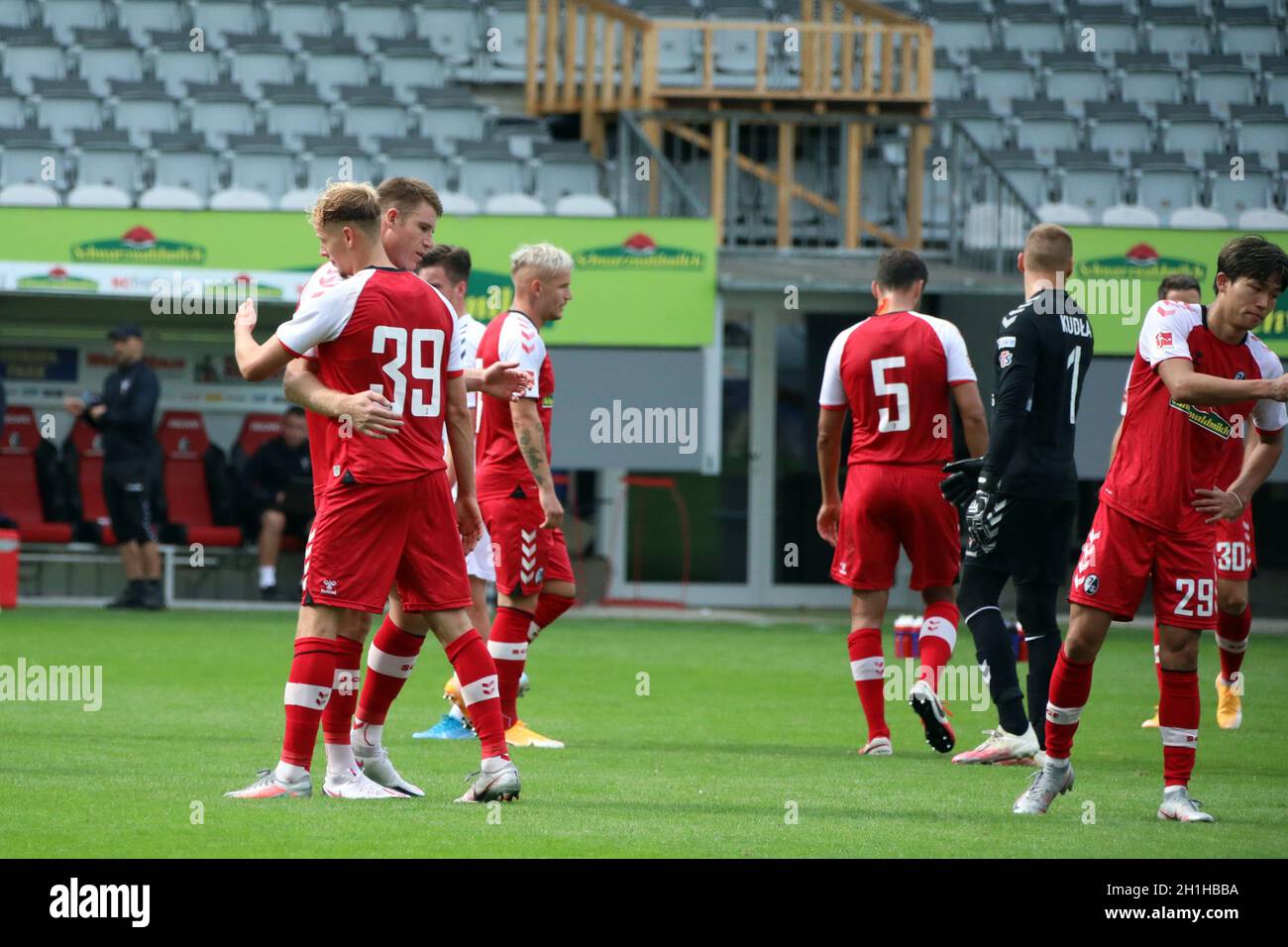 Die Freiburger Spieler bejubeln zum Abschluss der Vorbereitung einen 4:1 Sieg im Testspiel: SC Freiburg -Górnik Zabrze   DFL REGULATIONS PROHIBIT ANY Stock Photo
