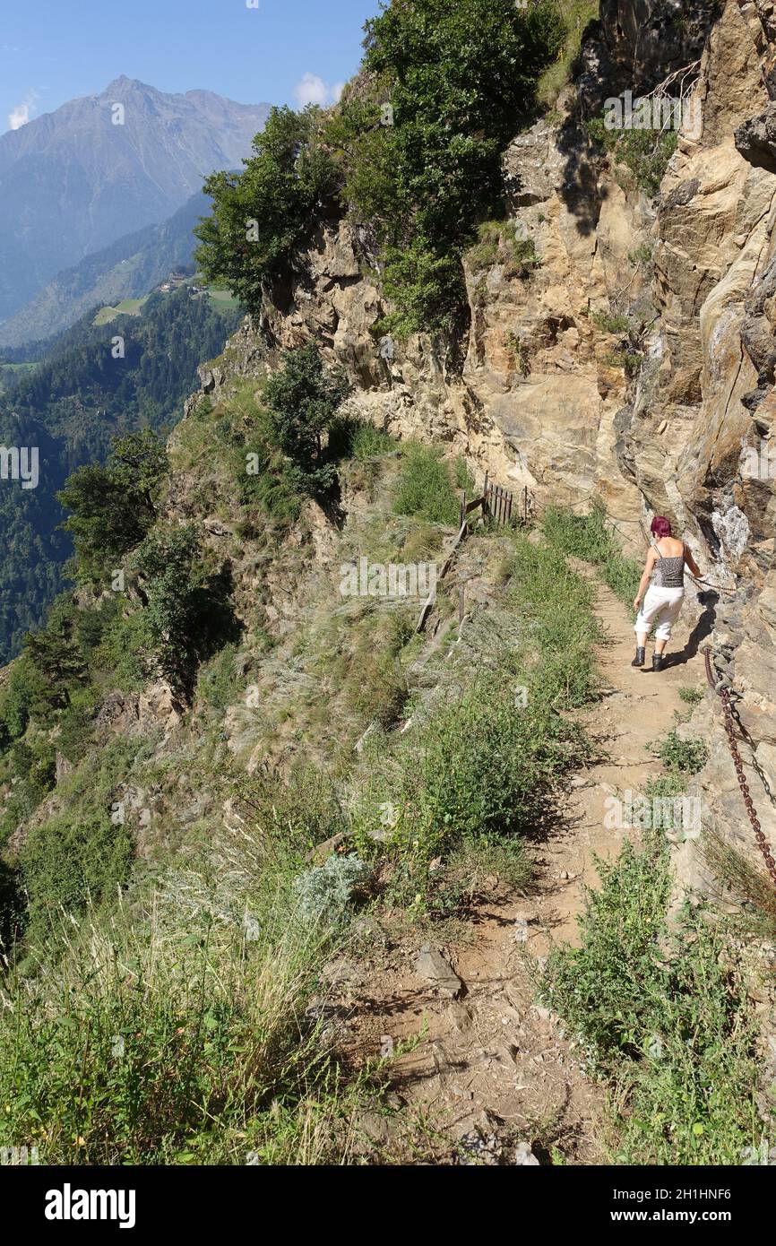 Vellauer Felsenweg, spektakulärer Wanderweg für Schwindelfreie zwischen der Hochmuth-Seilbahn Bergstation und Vellau, Tirol, Südtirol, Italien Stock Photo