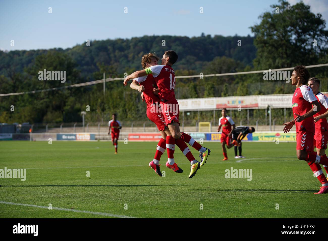 Jubel, Trubel, Heiterkeit: Heimkehrer und Kapitän Johannes Flum erzielte in der 82. Minute den Siegtreffer für den SC Freiburg im Spiel der Fussball-R Stock Photo