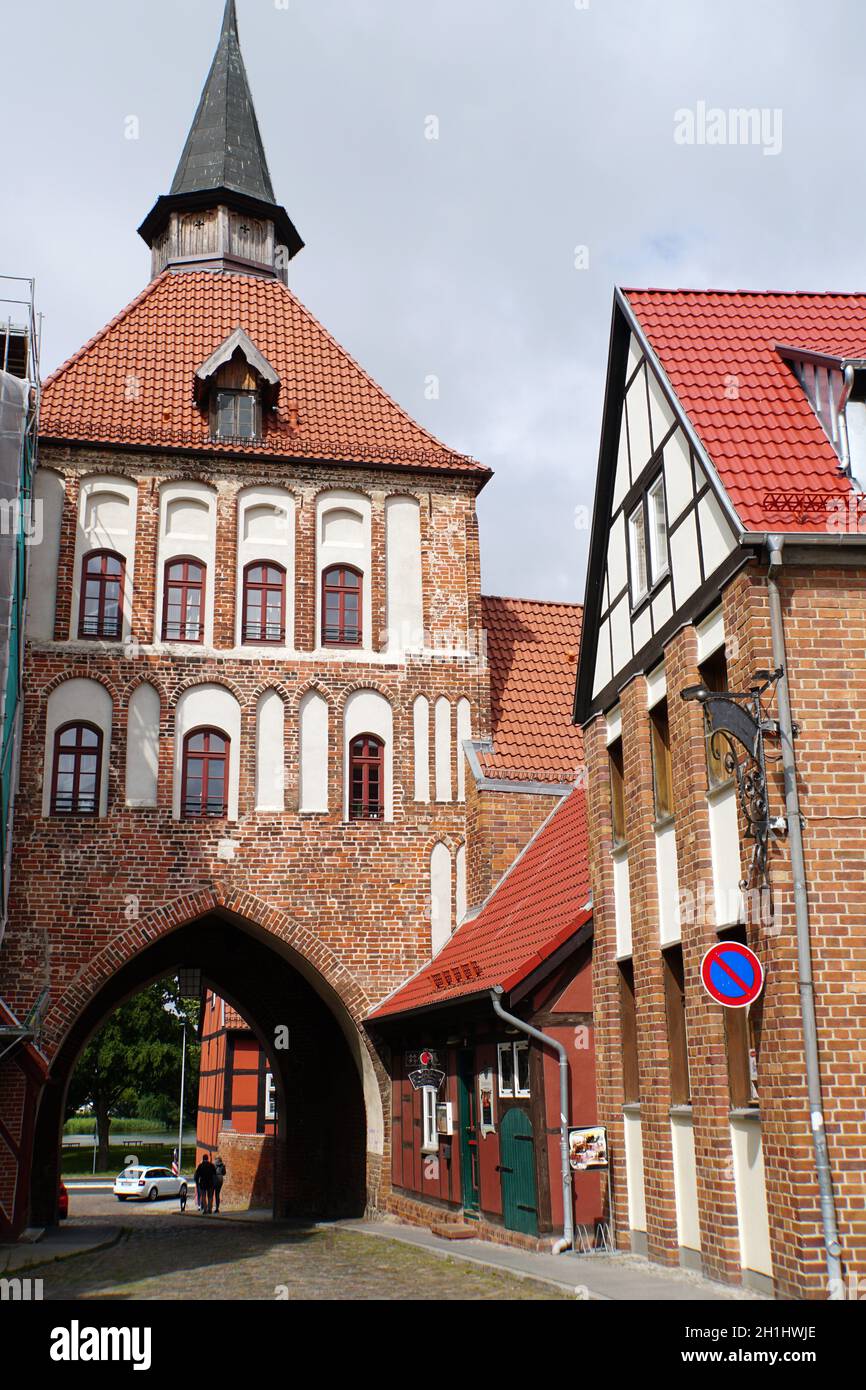 Kütertor - historisches Stadttor im Stil der Backsteingotik, Stralsund, Mecklenburg-Vorpommern,  Deutschland Stock Photo