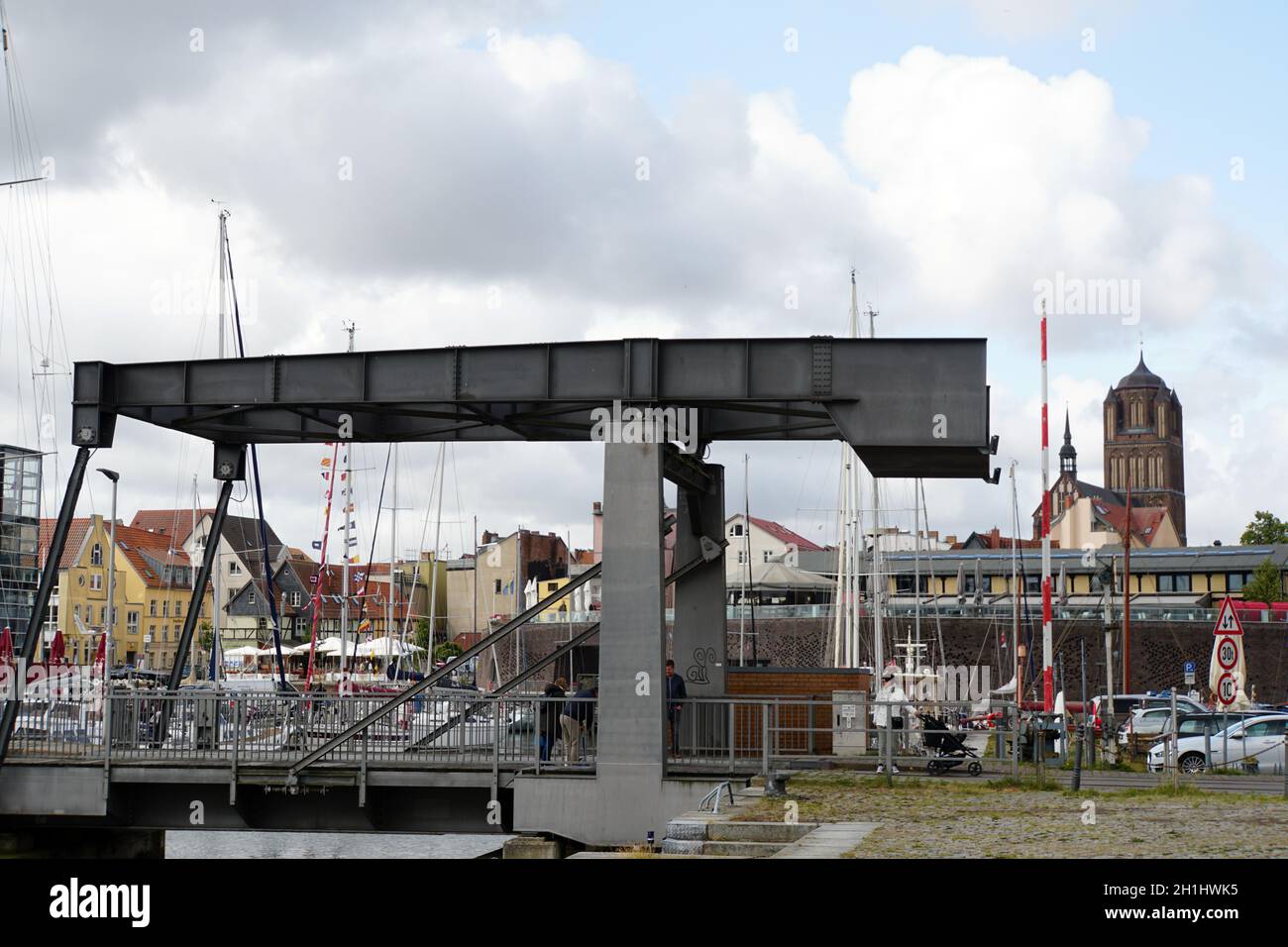Querkanalbrücke - Zugbrücke am Yachthafen, Stralsund, Mecklenburg-Vorpommern, Deutschland Stock Photo