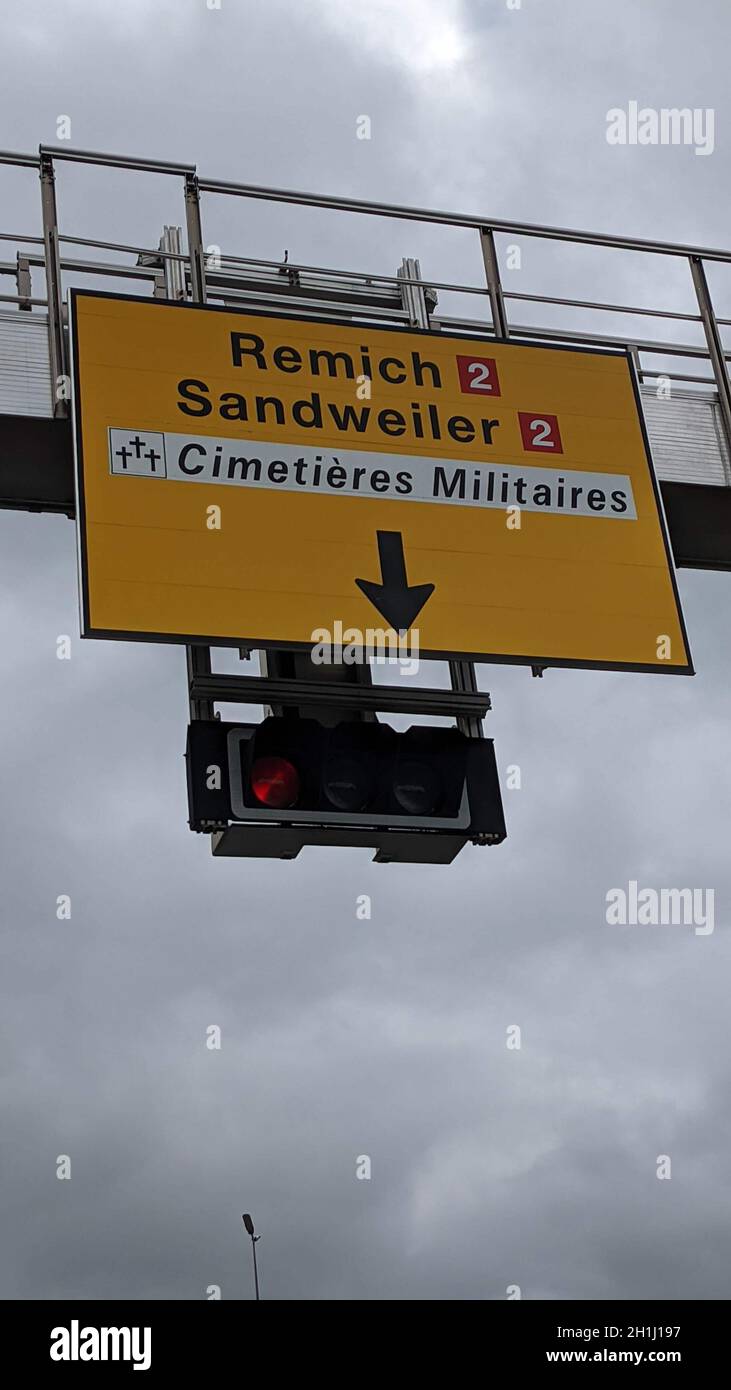 Sign showing to the Cemetery on the traffic light Stock Photo - Alamy