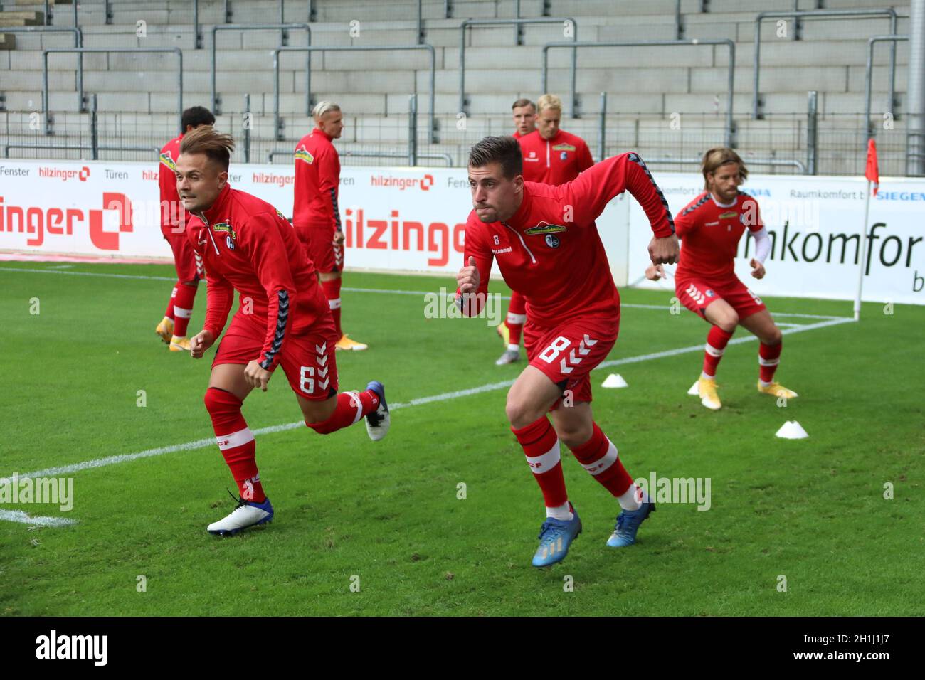 WarmUp Sprint mit v.li. Amir Abrashi (Freiburg) und Baptiste Santamaria (SC Freiburg) vor dem Spiel der 1. FBL: 20-21: 2. Sptg. SC Freiburg - VfL Wolf Stock Photo