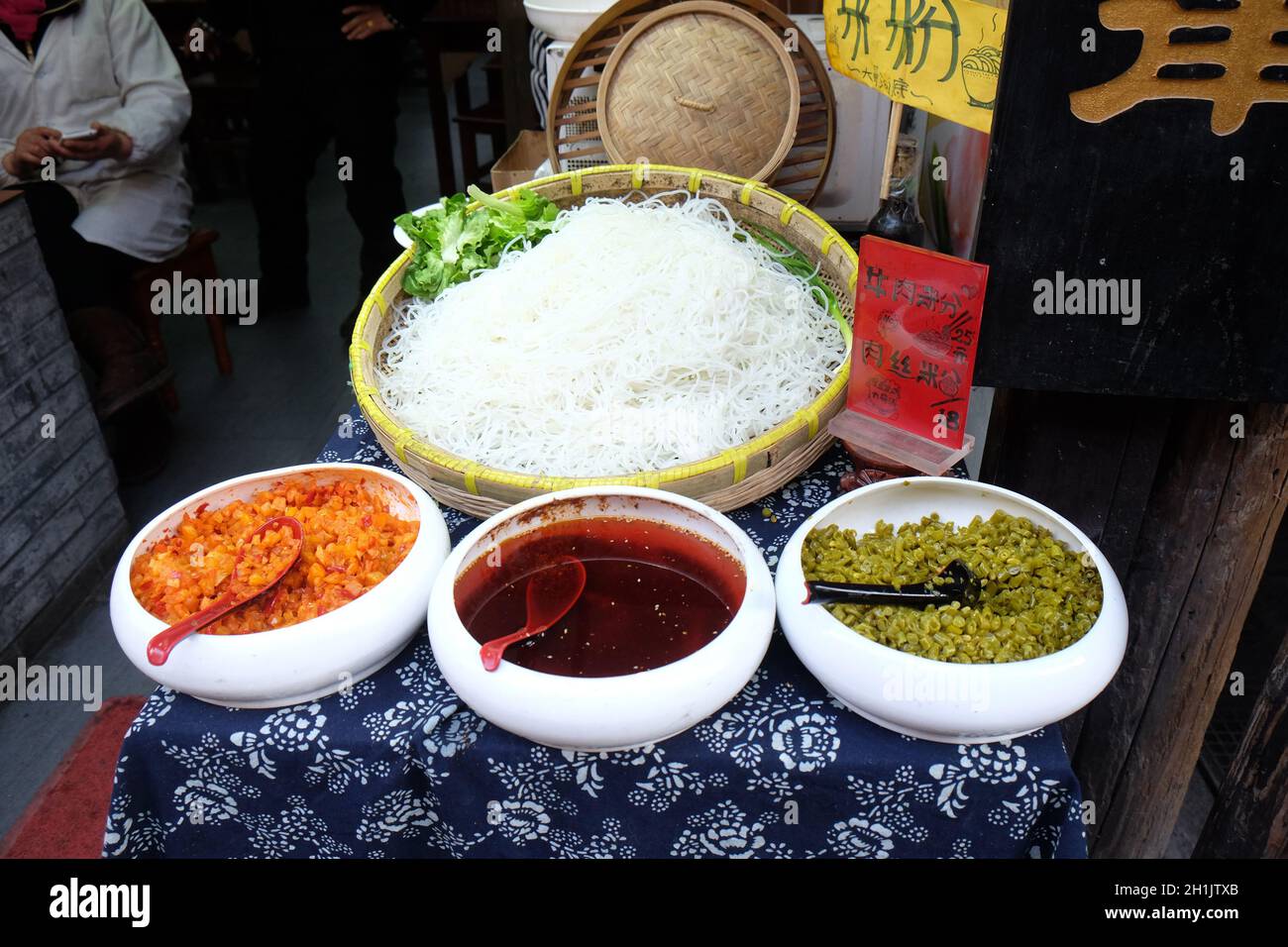 La nourriture asiatique servi sur table en bois blanc, vue du dessus. La  cuisine vietnamienne et chinoise Photo Stock - Alamy