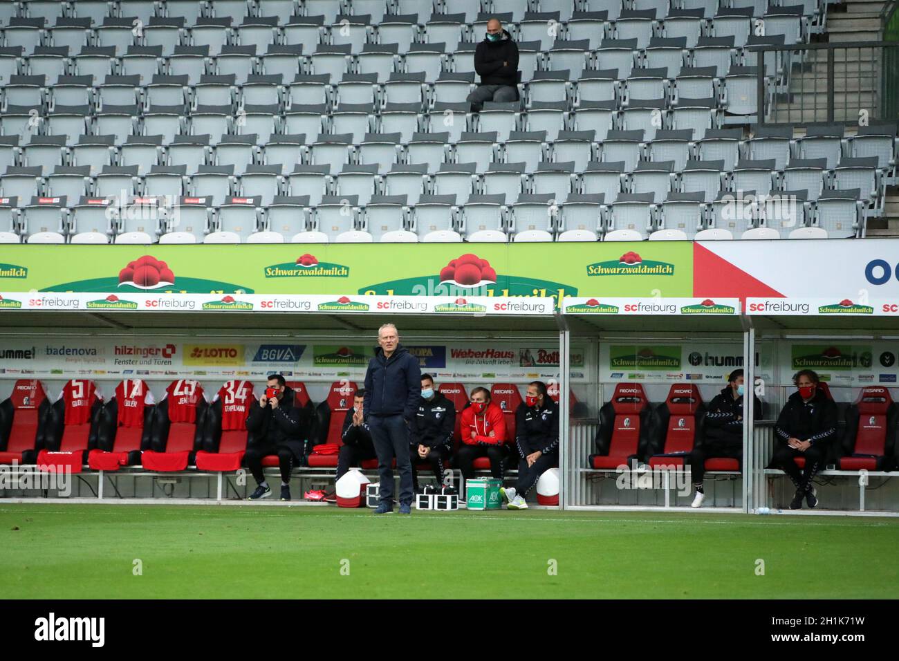 Trainer Christian Streich (Freiburg) verfolgt das Spiel, im Hintergrund die leeren Ränge beim Spiel der 1. FBL: 20-21: 4. Sptg. SC Freiburg - Werder B Stock Photo