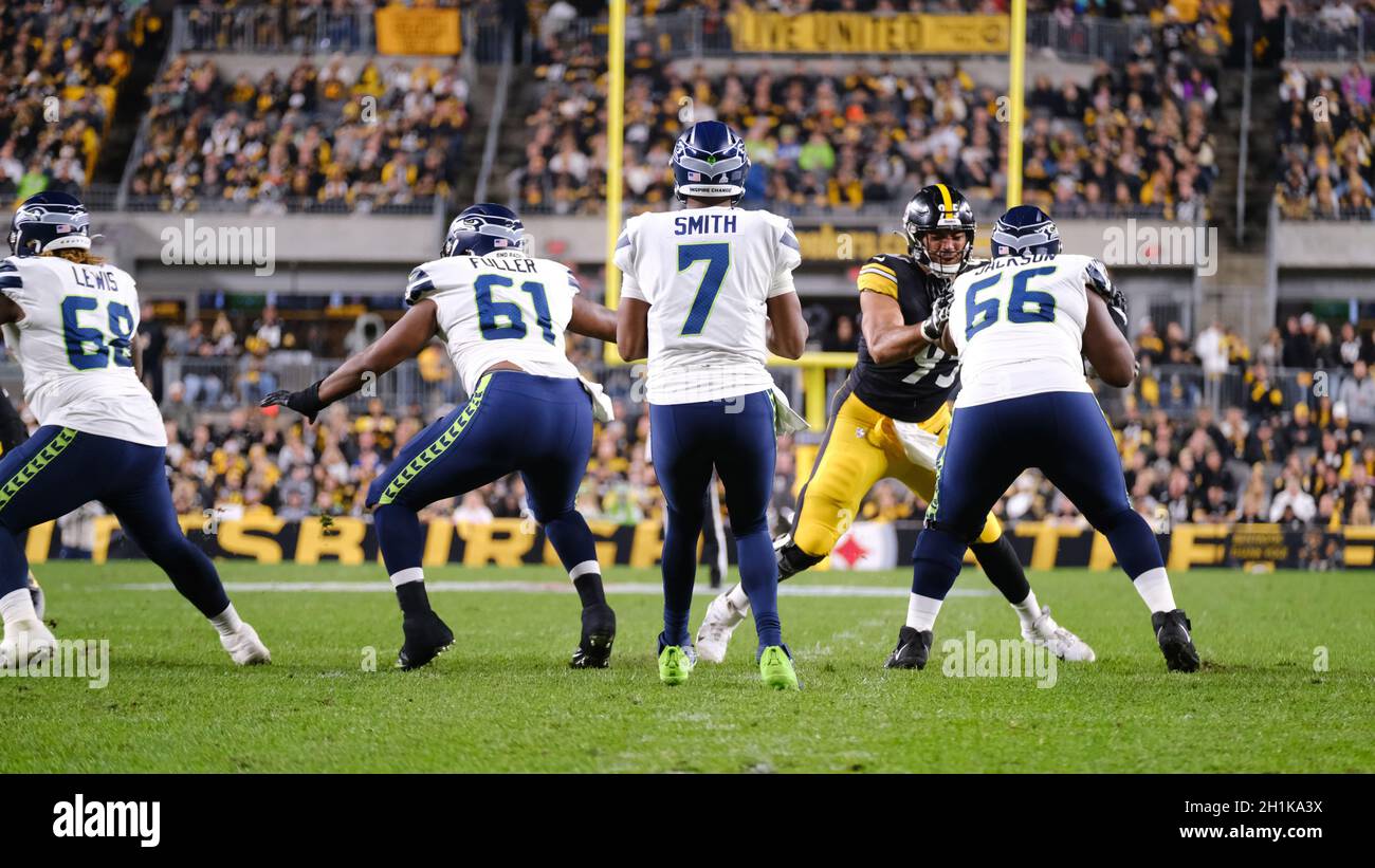 Pittsburgh, PA, USA. 17th Oct, 2021. Geno Smith #7 during the Pittsburgh Steelers vs Seattle Seahawks game at Heinz Field in Pittsburgh, PA. Jason Pohuski/CSM/Alamy Live News Stock Photo