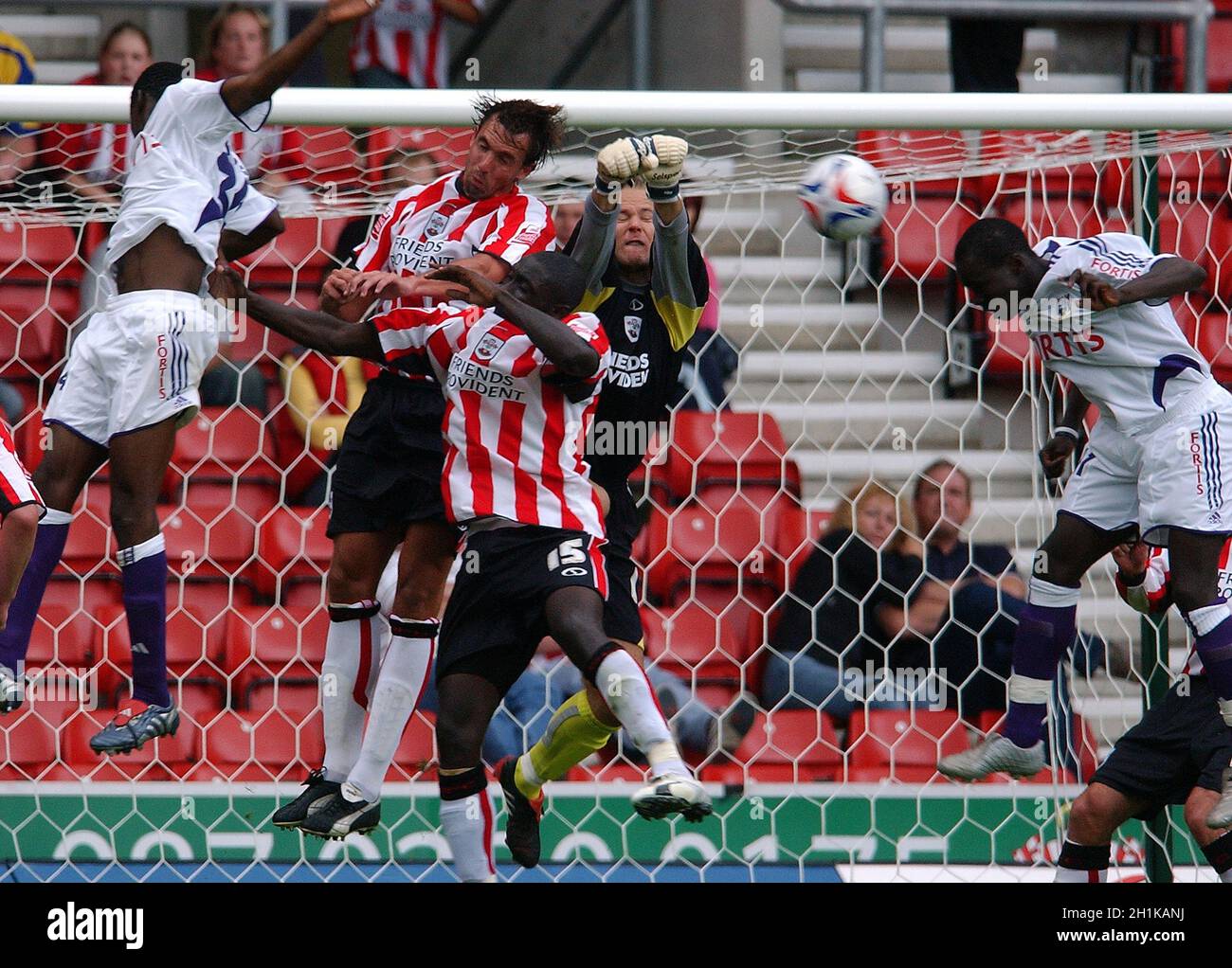 SOUTHAMPTON V ANDERLECHT 30-07-05 SOUTHAMPTON GOALKEEPER PAUL SMITH PUNCHES CLEAR. PIC MIKE WALKER, 2001 Stock Photo