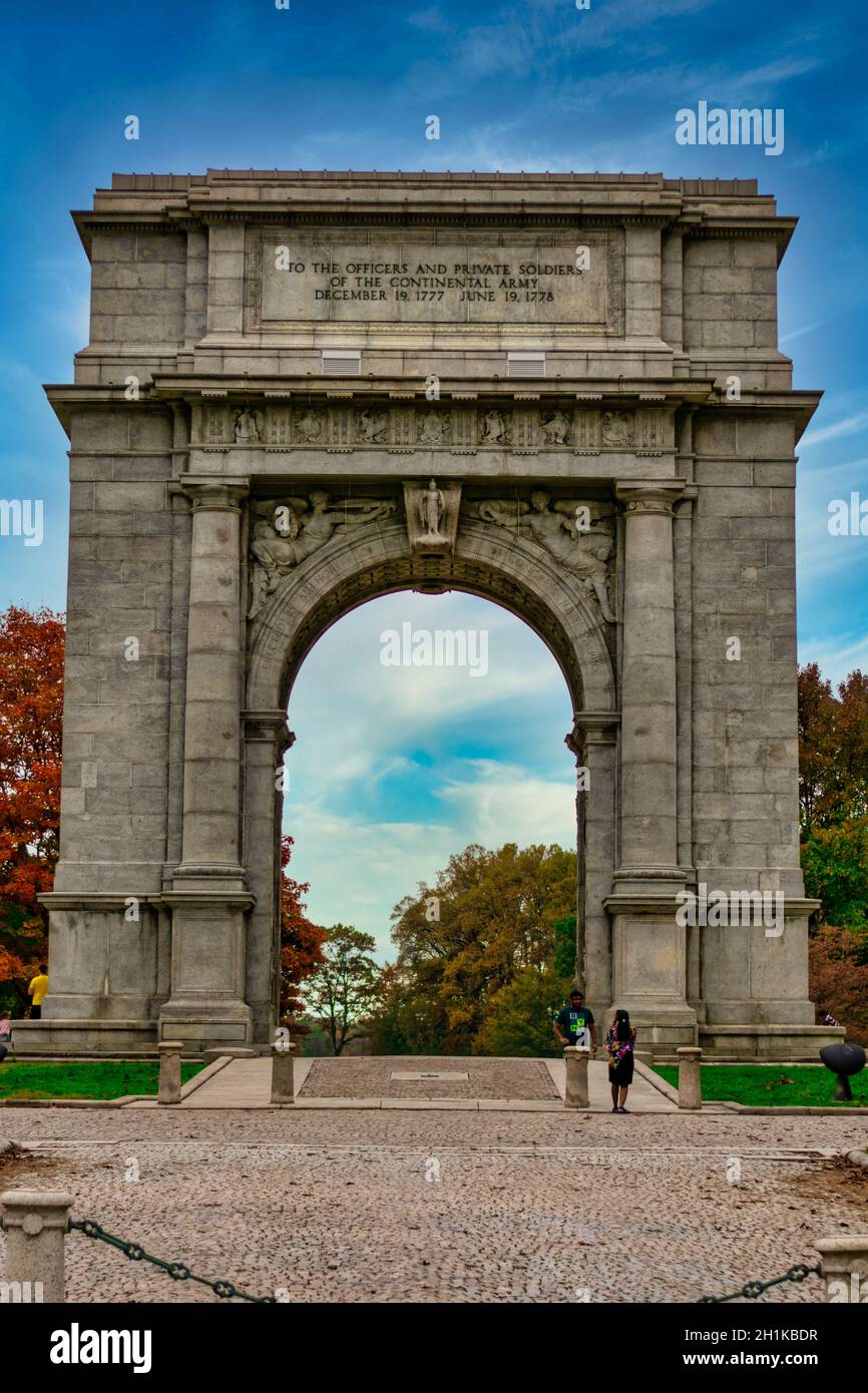 https://c8.alamy.com/comp/2H1KBDR/the-national-memorial-arch-at-valley-forge-national-historical-park-on-a-clear-autumn-day-2H1KBDR.jpg
