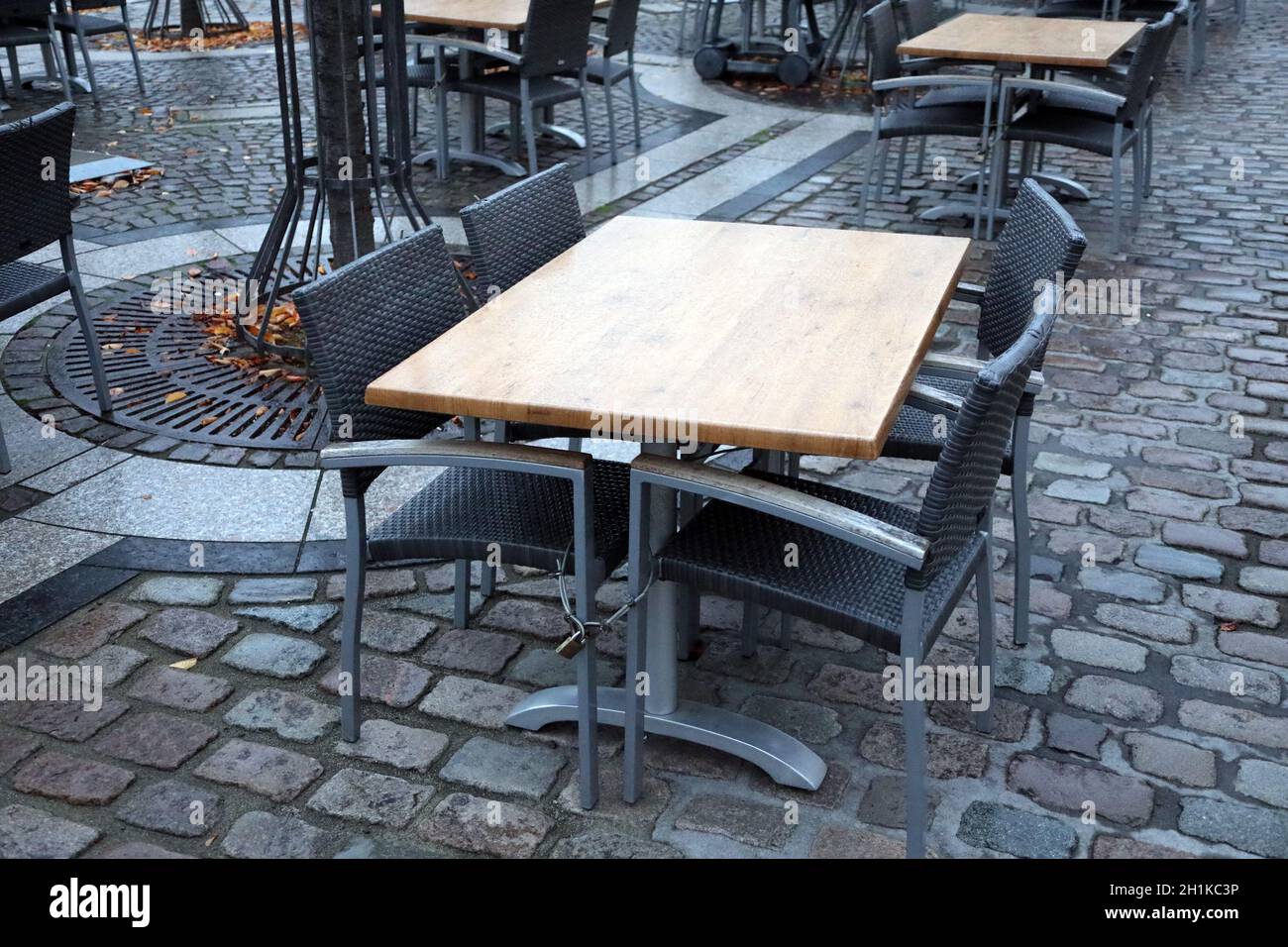 Stühle und Bänke sind verkettet - die Restaurants und Biergärten wieder geschlossen, wie hier in Landau in der Pfalz    Themenbild Markt und Tourismus Stock Photo