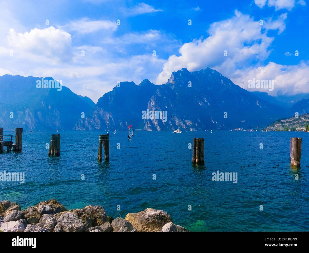 Windsurfing on lake hi-res stock photography and images - Alamy