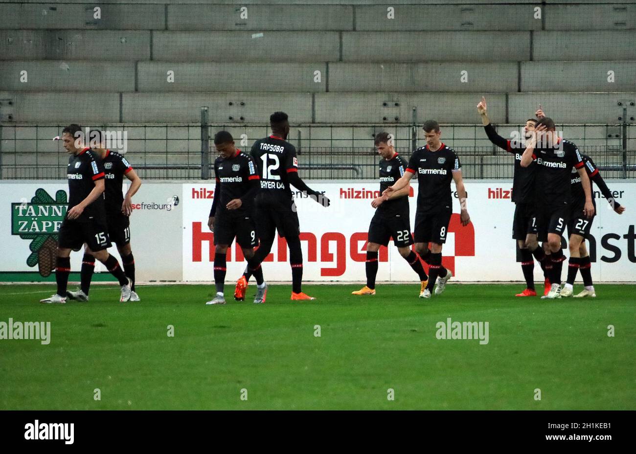 Die Leverkusener Reisegesellschaft hatte allen Grund zum Jubeln, der zweifache Torschütze Lucas Alario (Bayer 04 Leverkusen) reckt den Arm in den Himm Stock Photo