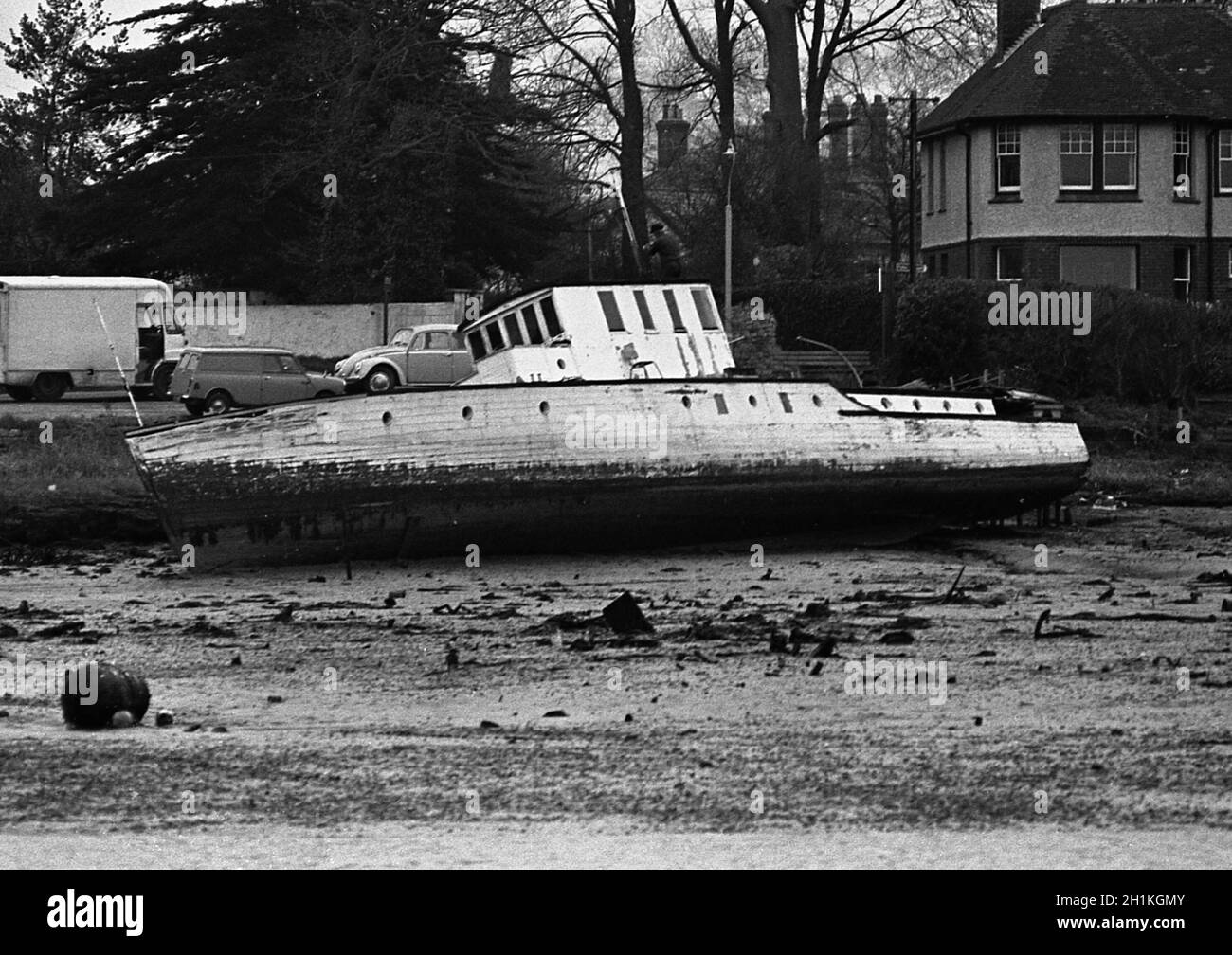 AJAXNETPHOTO. 1976. SWANWICK, SOUTHAMPTON, ENGLAND. - EX ROYAL NAVAL WWI MOTOR LAUNCH (ML) SEEN HERE AS A DERELICT HOUSEBOAT ON THE HAMBLE RIVER FORESHORE.  PHOTO:JONATHAN EASTLAND/AJAX.  REF:2760301 2 Stock Photo