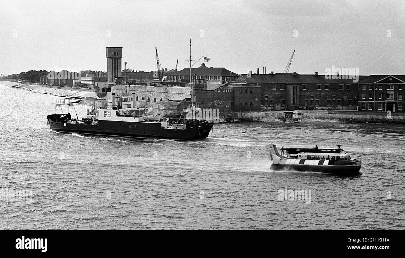 AJAXNETPHOTO. APRIL, 1967. PORTSMOUTH, ENGLAND. - CROSS SOLENT CAR AND PASSENGER FERRY - M.V. CAMBER QUEEN (LEFT) OUTWARD BOUND TO FISHBOURNE FROM PORTSMOUTH HARBOUR PASSING INWARD BOUND SEASPEED SRN6 HOVERCRAFT.PHOTO:JONATHAN EASTLAND/AJAX REF:356762 26 Stock Photo