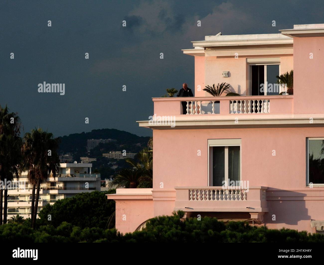 AJAXNETPHOTO. 2016. CANNES, FRANCE. - COTE D'AZUR RESORT - RESIDENTIAL PROPERTY GLOWS UNDER A SETTING SUN; OVERLOOKS BAY OF CANNES AND CROISETTE.PHOTO:JONATHAN EASTLAND/AJAX REF:GX163110 6591 Stock Photo