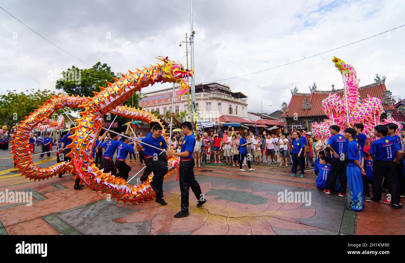 Chinese dragon in front of temple hi-res stock photography and images ...