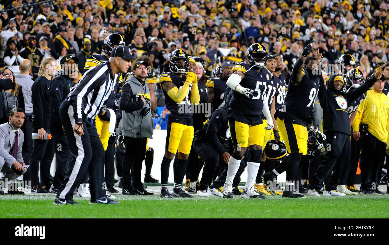 Pittsburgh, PA, USA. 17th Oct, 2021. Ben Roethlisberger #7 and team watch for the game winning field during the Pittsburgh Steelers vs Seattle Seahawks game at Heinz Field in Pittsburgh, PA. Jason Pohuski/CSM/Alamy Live News Stock Photo