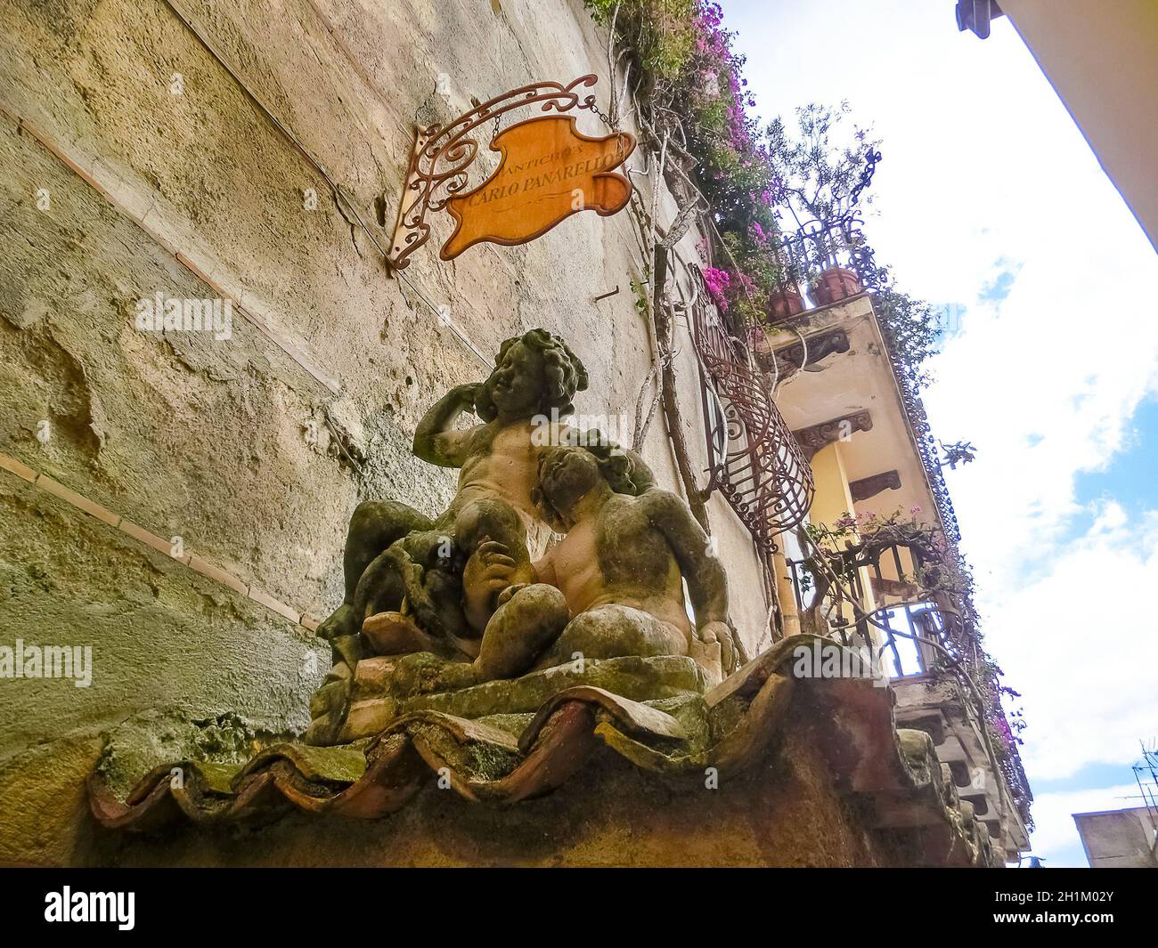 Taormina sculpture hi-res stock photography and images - Page 3 - Alamy, image size:1300x1065