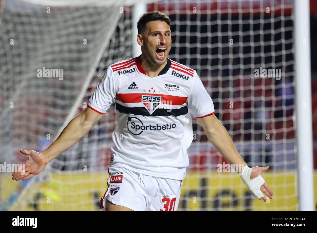 SP - Sao Paulo - 03/30/2022 - PAULISTA 2022, SAO PAULO X PALMEIRAS - Sao  Paulo player Calleri celebrates his goal with players from his team during  a match against Palmeiras at